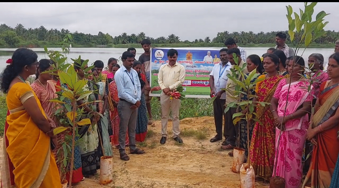 ಗುಬ್ಬಿ ತಾಲ್ಲೂಕಿನ ಪಟ್ರಾವರ್ತನಹಳ್ಳಿ ಕೆರೆ ಅಂಗಳದಲ್ಲಿ ಪರಿಸರ ಜಾಗೃತಿ ಕಾರ್ಯಕ್ರಮ ನಡೆಯಿತು