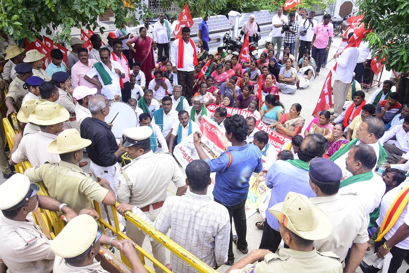 ಚಿತ್ರದುರ್ಗ ನಗರದ ಜೆಸಿಆರ್ ಬಡಾವಣೆಯಲ್ಲಿರುವ ಸಂಸದ ಗೋವಿಂದ ಕಾರಜೋಳ ಅವರ ನಿವಾಸದ ಮುಂದೆ ಗುರುವಾರ ತಮಟೆ ಚಳುವಳಿ ನಡೆಸಿದ ಜಿಲ್ಲಾ ನೀರಾವರಿ ಅನುಷ್ಠಾನ ಹೋರಾಟ ಸಮಿತಿ