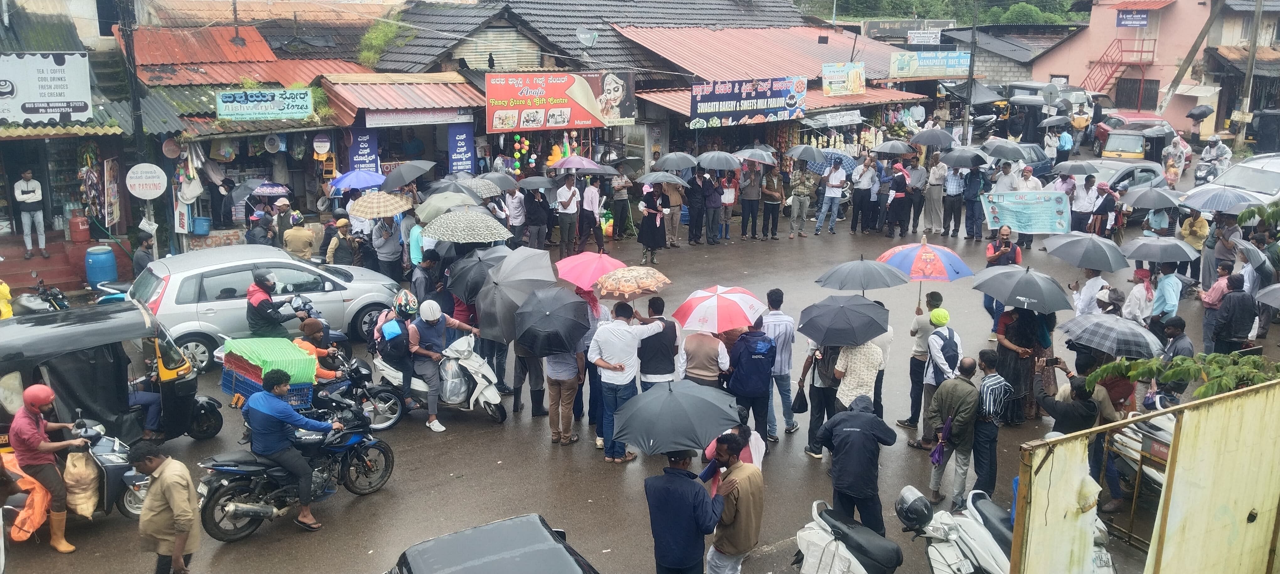 ಕೊಡಗಿನಲ್ಲಿ ಬೃಹತ್ ಪ್ರಮಾಣದ ಭೂಪ‍ರಿವರ್ತನೆ ಹಾಗೂ ಭೂವಿಲೇವಾರಿಯನ್ನು ತಡೆಯಬೇಕು ಎಂದು ಒತ್ತಾಯಿಸಿ ಕೊಡವ ನ್ಯಾಷನಲ್ ಕೌನ್ಸಿಲ್ ಸಂಘಟನೆಯ ಮುಖಂಡರು ಮೂರ್ನಾಡಿನಲ್ಲಿ ಮಾನವ ಸರಪಳಿ ರಚಿಸಿದರು