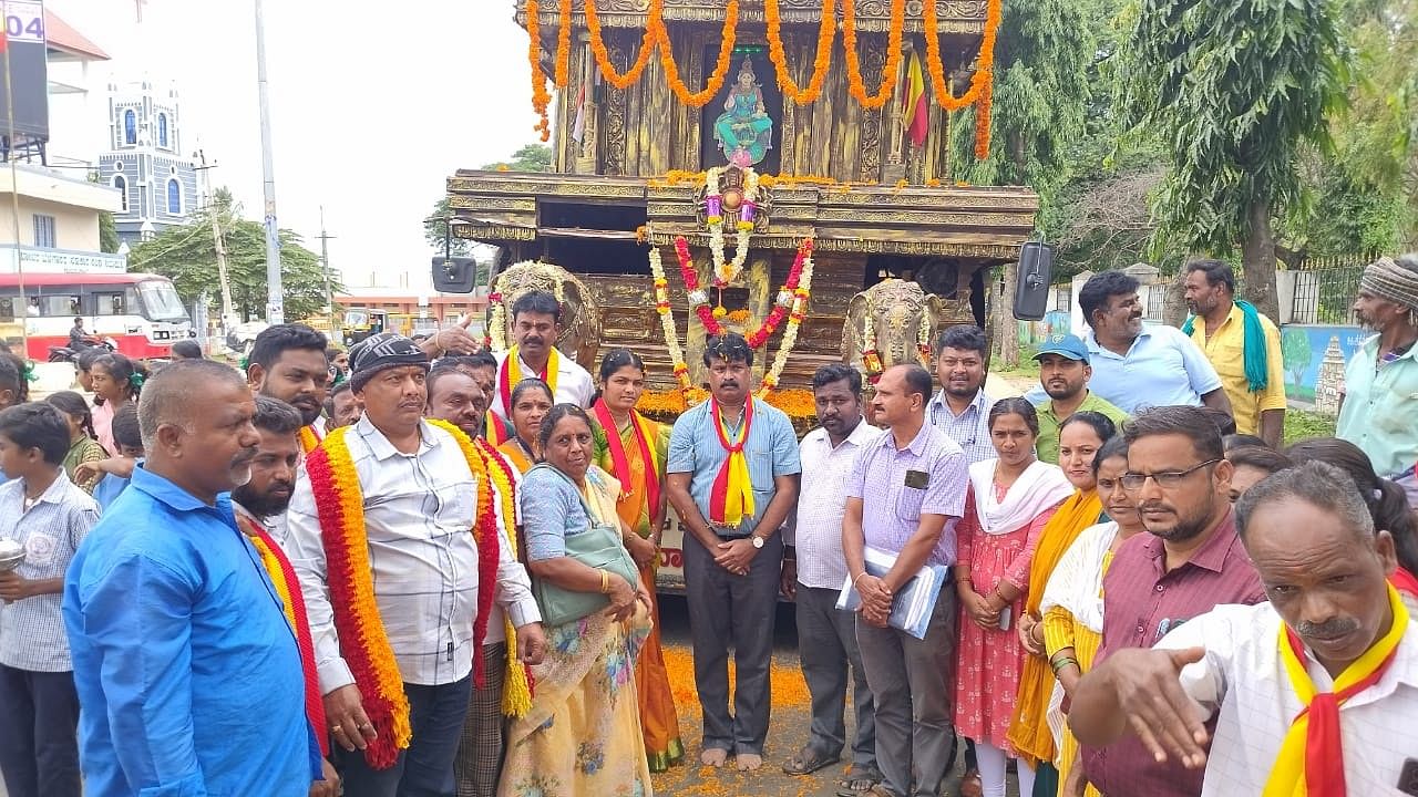 ಗುಂಡ್ಲುಪೇಟೆ ಪಟ್ಟಣದ ಪ್ರವಾಸಿ ಮಂದಿರದ ಬಳಿಕರ್ನಾಟಕ ಸಂಭ್ರಮ-50ರ ಅಂಗವಾಗಿ ತಾಲ್ಲೂಕಿಗೆ ಆಗಮಿಸಿದ ಕನ್ನಡ ಜ್ಯೋತಿ ರಥಯಾತ್ರೆಗೆ ತಹಸೀಲ್ದಾರ್ ಟಿ.ರಮೇಶ್ ಬಾಬು ಸ್ವಾಗತ ಕೋರುವ ಜೊತೆಗೆ ಪುಷ್ಪಾರ್ಚನೆ ನೆರವೇರಿಸಿ ಮೆರವಣಿಗೆಗೆ ಚಾಲನೆ ನೀಡಿದರು.