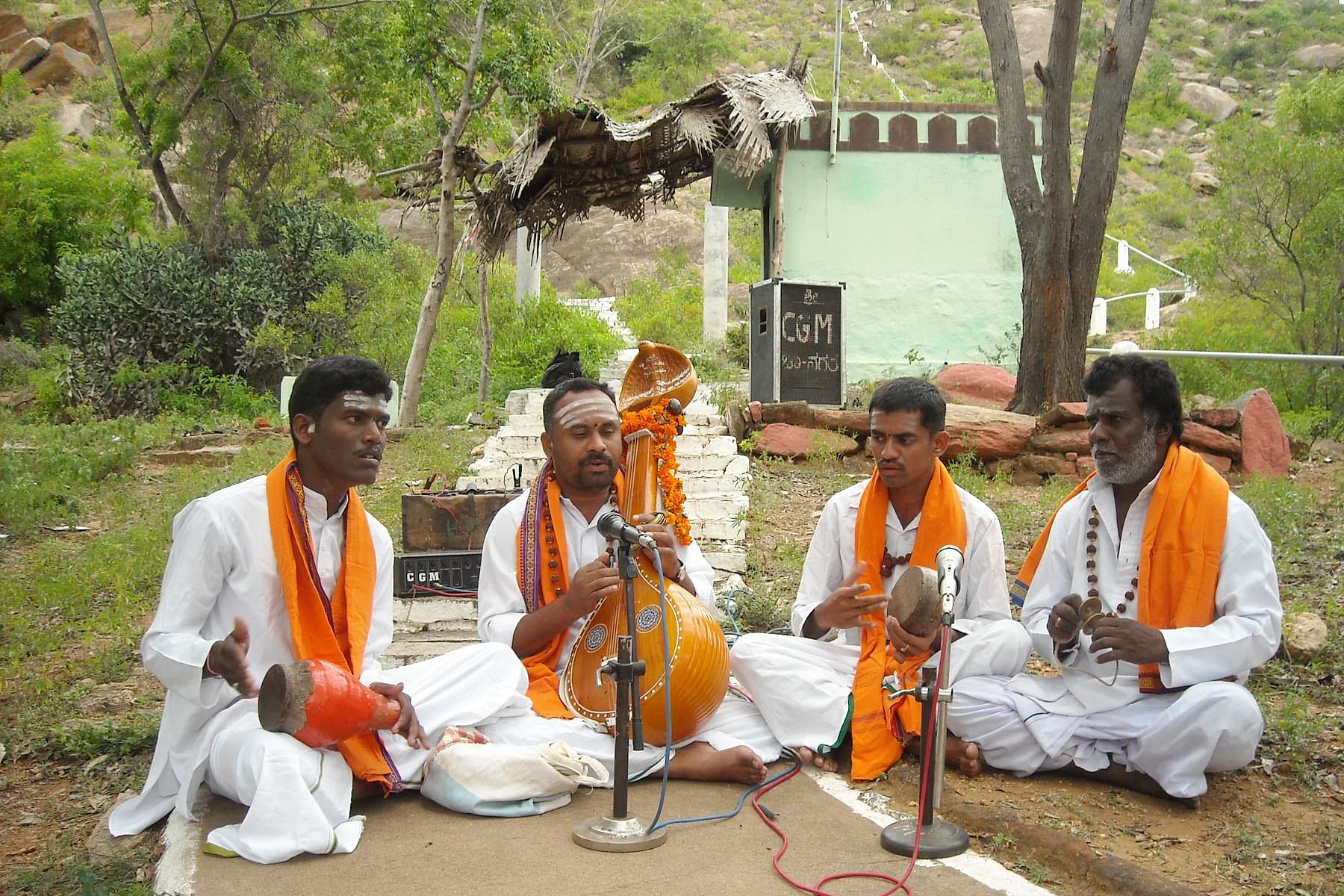 ಮಂಟೇಸ್ವಾಮಿ ಕಾವ್ಯ ಹಾಡುತ್ತಿರುವ ನೀಲಗಾರರು ಪ್ರಜಾವಾಣಿ ಚಿತ್ರ: ಸಿ.ಆರ್‌.ವೆಂಕಟರಾಮು