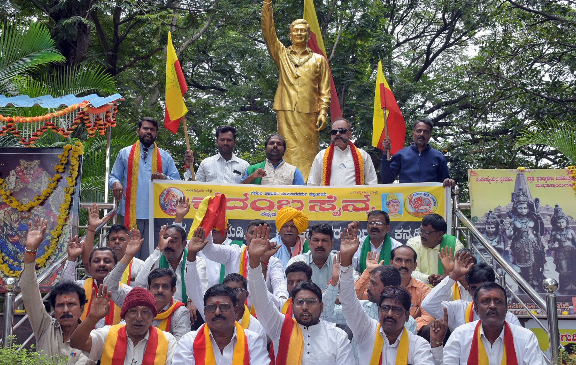 ‘ಸರೋಜಿನಿ ಮಹಿಷಿ ಪರಿಷ್ಕೃತ ವರದಿ ಜಾರಿಯಾಗಲಿ’ ಎಂದು ಒತ್ತಾಯಿಸಿ ಕದಂಬ ಸೈನ್ಯ ಕನ್ನಡ ಸಂಘಟನೆ ಸದಸ್ಯರು ಶನಿವಾರ ಅರಮನೆ ಮುಂಭಾಗದ ರಾಜ್‌ಕುಮಾರ್ ಉದ್ಯಾನದ ಬಳಿ ಪ್ರತಿಭಟಿಸಿದರು