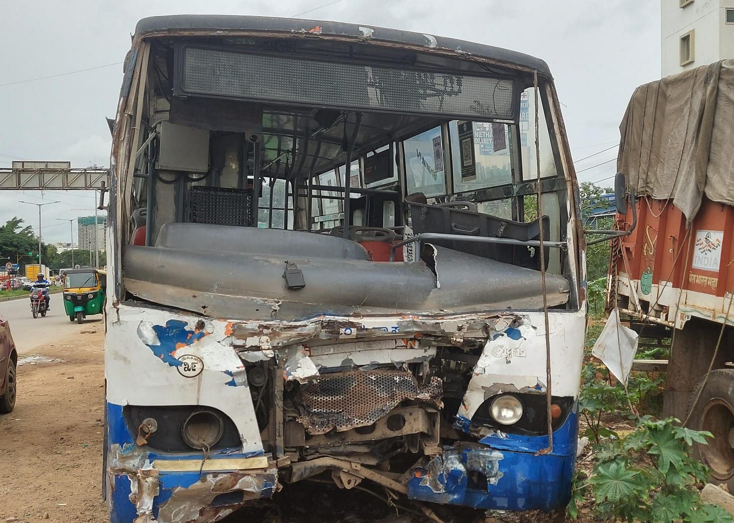 ಅಪಘಾತದಿಂದ ಬಸ್‌ನ ಮುಂಭಾಗಕ್ಕೆ ಹಾನಿಯಾಗಿದೆ.