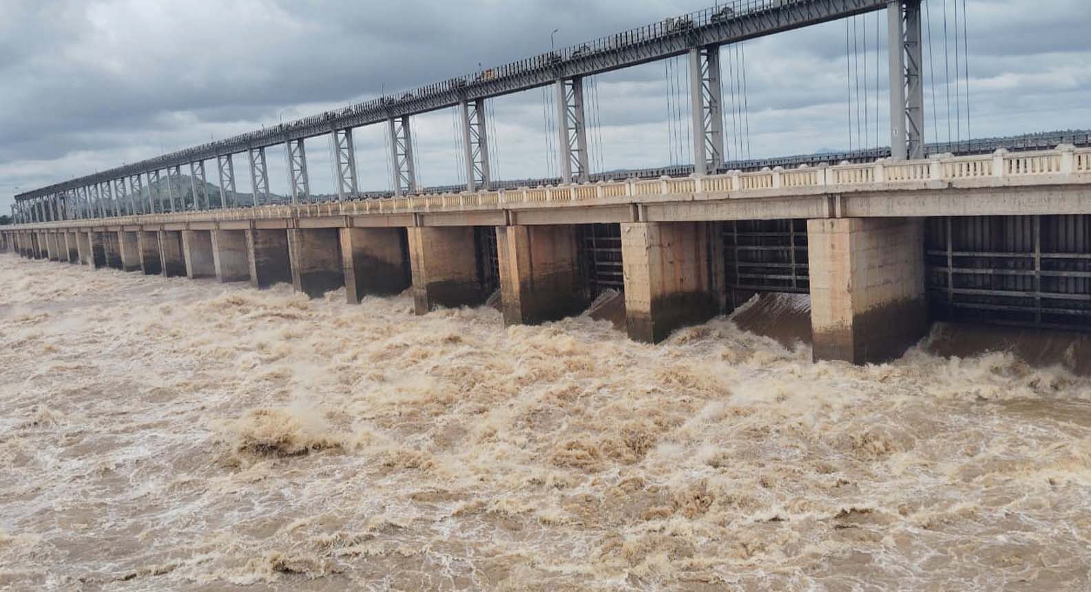 ಮುಂಡರಗಿ ತಾಲ್ಲೂಕಿನ ಹಮ್ಮಿಗಿ ಗ್ರಾಮದ ಸಿಂಗಟಾಲೂರ ಏತ ನೀರಾವರಿ ಯೋಜನೆಯ ಬ್ಯಾರೇಜಿನ 18 ಗೇಟುಗಳ ಮೂಲಕ ನದಿ ಪಾತ್ರಕ್ಕೆ ನೀರು ಹರಿಯಿತು