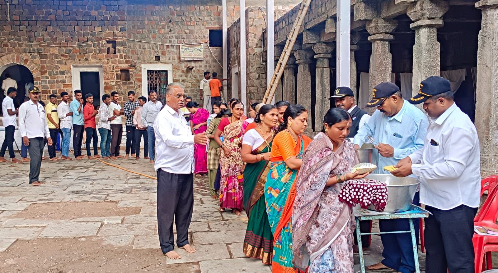 ಬೀಳಗಿ ಸಿದ್ಧೇಶ್ವರ ದೇವಸ್ಥಾನದಲ್ಲಿ ಸೋಮವಾರ ಸರತಿಸಾಲಿನಲ್ಲಿ ನಿಂತು ಪ್ರಸಾದ ಸ್ವೀಕರಿಸುತ್ತಿರುವ ಭಕ್ತರು