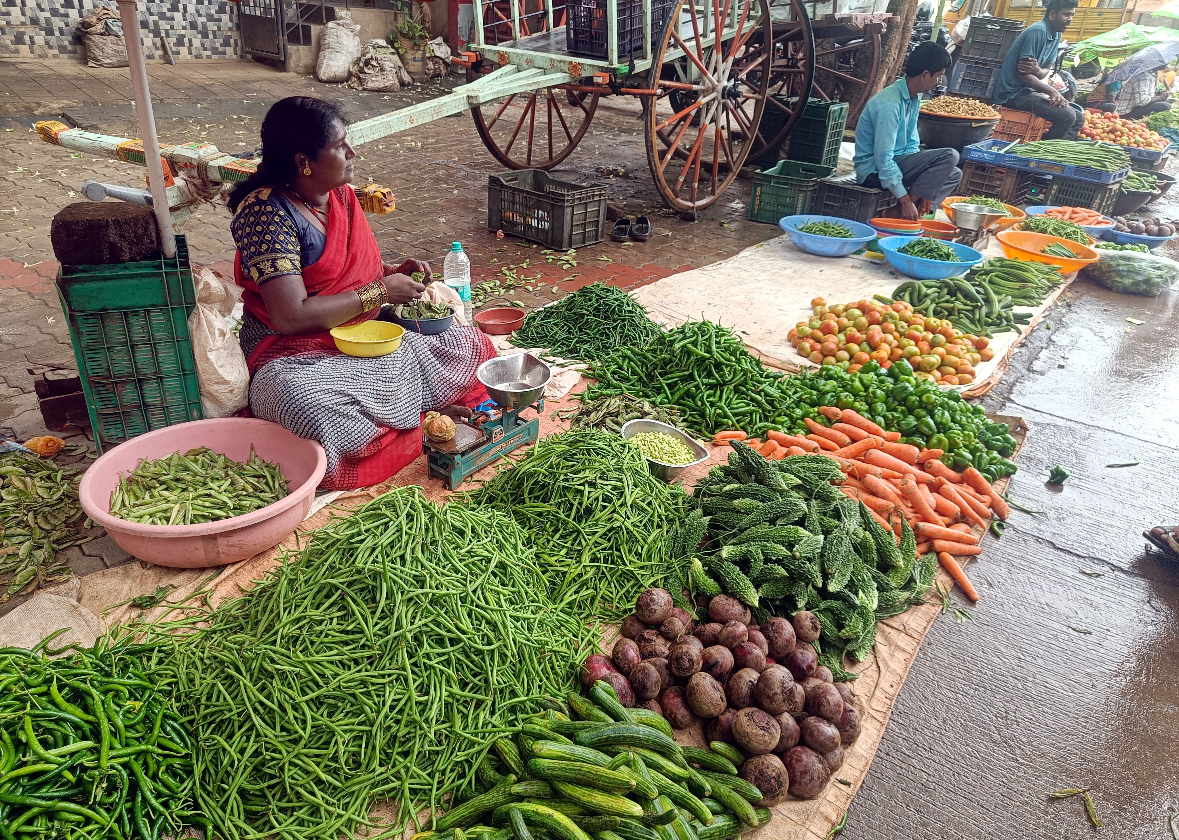 ಹುಬ್ಬಳ್ಳಿಯ ಕೇಶ್ವಾಪುರದಲ್ಲಿ ತರಕಾರಿ ಮಾರಾಟ