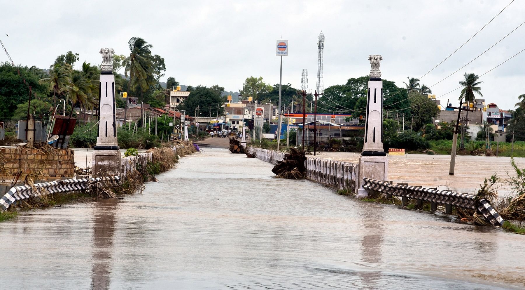 ಗೋಕಾಕ ಹೊರವಲಯದ ಜತ್ತ– ಜಾಂಬೋಟಿ ಅಂತರರಾಜ್ಯ ಹೆದ್ದಾರಿಯ ಲೋಳಸೂರ ಸೇತುವೆ ಮೇಲೆ ಘಟಪ್ರಭೆ ನೀರು ಹರಿದಿದ್ದು, ಗುರುವಾರ ಸಂಚಾರ ಬಂದ್ ಮಾಡಲಾಗಿದೆ – ಪ್ರಜಾವಾಣಿ ಚಿತ್ರ: ರಾಮೇಶ್ವರ ಕಲ್ಯಾಣಶೆಟ್ಟಿ