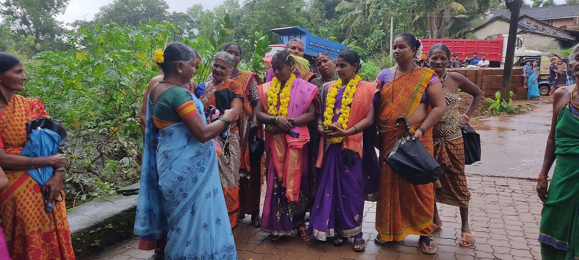 ಗೋಕರ್ಣದಲ್ಲಿ ನಡೆದ ಹಾಲಕ್ಕಿ ಜನಾಂಗದ ಬಹು ಅಪರೂಪದ ದಾದುಮ್ಮನ ಮದುವೆಯಲ್ಲಿ ವರ-ವಧುಗಳಾದ ಮಹಿಳೆಯರು 