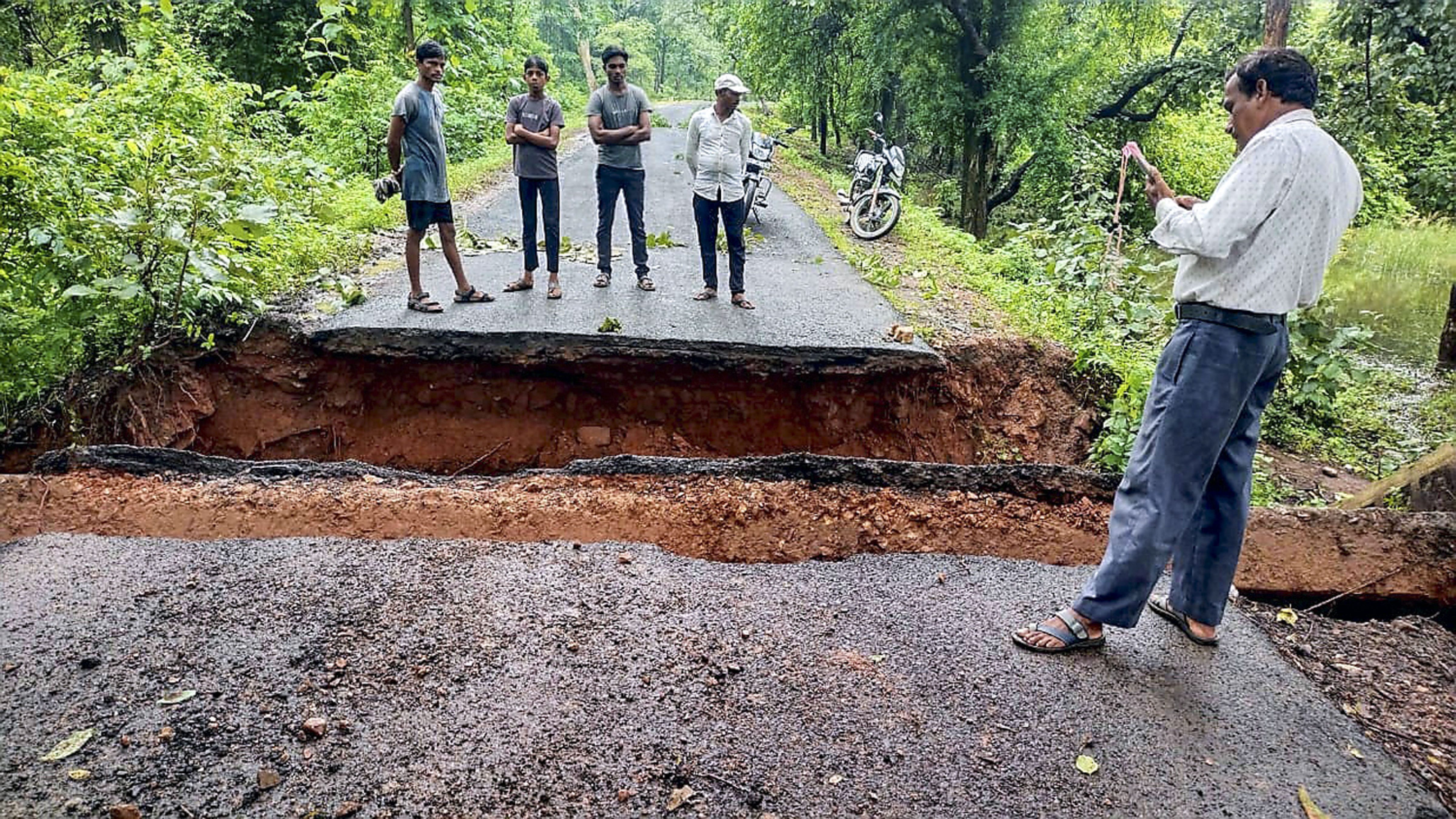 ಮಹಾರಾಷ್ಟ್ರದ ಗೊಂಡಿಯಾ ಜಿಲ್ಲೆಯ ರಾಜ್ಯ ಹೆದ್ದಾರಿ ಮೇಲೆ ನಿರ್ಮಿಸಲಾಗಿದ್ದ ಕಿರು ಸೇತುವೆ ಕುಸಿದು ಬಿದ್ದಿದ್ದ ದೃಶ್ಯ– ಪಿಟಿಐ ಚಿತ್ರ 