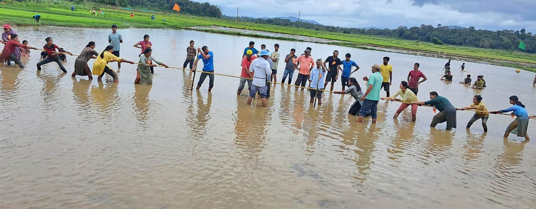 ಗೋಣಿಕೊಪ್ಪಲು ಬಳಿಯ ಬೇಗೂರು ಕೆಸರುಗದ್ದೆ ಕ್ರೀಡಾಕೂಟದ ಹಗ್ಗ ಜಗ್ಗಾಟ ಸ್ಪರ್ಧೆಯಲ್ಲಿ ಭಾಗವಹಿಸಿದ್ದ ಮಹಿಳೆಯರು