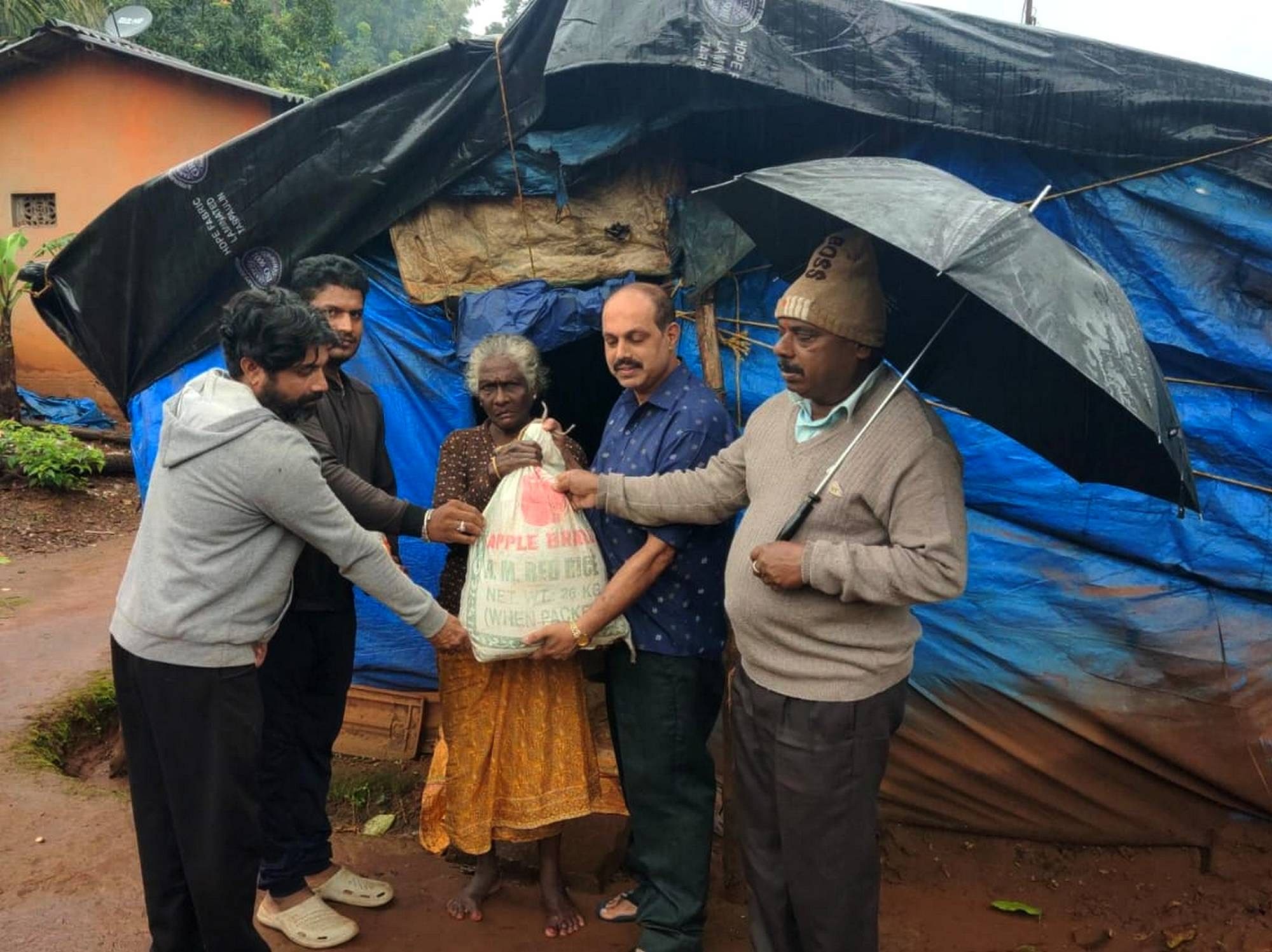 ಸೋಮವಾರಪೇಟೆ ತಾಲ್ಲೂಕು ಕರವೇ ಪದಾಧಿಕಾರಿಗಳು ಮಳೆ–ಗಾಳಿಯಿಂದ ಸಂಕಷ್ಟಕ್ಕೆ ಸಿಲುಕಿದ ಕುಟುಂಬಗಳಿಗೆ ದಾನಿ ನೀಡಿದ ಆಹಾರ ಸಾಮಗ್ರಿಗಳ ಕಿಟ್ ವಿತರಿಸಿದರು. ಫ್ರಾನ್ಸಿಸ್, ರಾಮಚಂದ್ರ, ಶಿವಕುಮಾರ್ ಭಾಗವಹಿಸಿದ್ದರು