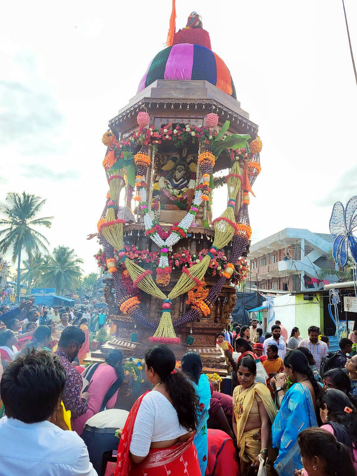 ಚನ್ನಪಟ್ಟಣ ತಾಲ್ಲೂಕಿನ ಗೌಡಗೆರೆ ಚಾಮುಂಡೇಶ್ವರಿ ಬಸವಪ್ಪ ಕ್ಷೇತ್ರದಲ್ಲಿ ಭೀಮನ ಅಮಾವಾಸ್ಯೆ ರಥೋತ್ಸವ ನಡೆಯಿತು