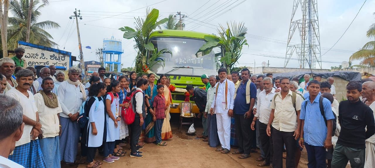 ಹುಬ್ಬಳ್ಳಿ ತಾಲ್ಲೂಕಿನ ಅಗಡಿ ಗ್ರಾಮಕ್ಕೆ ಬಸ್ ಸೌಕರ್ಯ ಆರಂಭಿಸಲಾಗಿದ್ದು, ಬಸ್‌ಗೆ ಸೋಮವಾರ ಪೂಜೆ ಸಲ್ಲಿಸಲಾಯಿತು. ಗ್ರಾಮ ಪಂಚಾಯಿತಿ ಸದಸ್ಯರು, ಸಂಗಪ್ಪ ಗಾಮಂಗಟ್ಟಿ, ಶೋಭಾ ಹೊಸಮನಿ, ತಿಪ್ಪಣ್ಣ, ಮಂಜು ಬಿರಣ್ಣವರ, ಶಂಕ್ರಮ್ಮ ಬಡಿಗೇರ, ಅನಸವ್ವ ಬ್ಯಾಟಿ ಹಾಗೂ ವಿದ್ಯಾರ್ಥಿಗಳು ಪಾಲ್ಗೊಂಡಿದ್ದರು