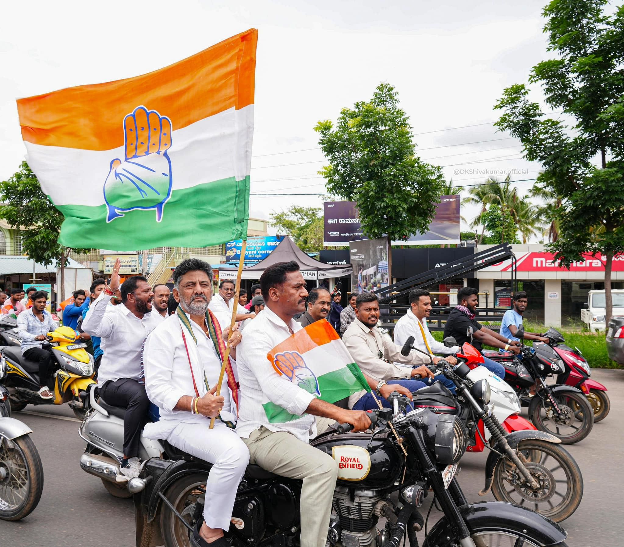 ರಾಮನಗರದಲ್ಲಿ ಶನಿವಾರ ನಡೆದ ಕಾಂಗ್ರೆಸ್‌ ಜನಾಂದೋಲನ ಕಾರ್ಯಕ್ರಮಕ್ಕೆ ಬೈಕ್ ರ್‍ಯಾಲಿ  ಮೂಲಕ ಬಂದ ಉಪ ಮುಖ್ಯಮಂತ್ರಿ ಡಿ.ಕೆ. ಶಿವಕುಮಾರ್ ಅವರು, ಪಕ್ಷದ ಬಾವುಟ ಪ್ರದರ್ಶಿಸಿದರು