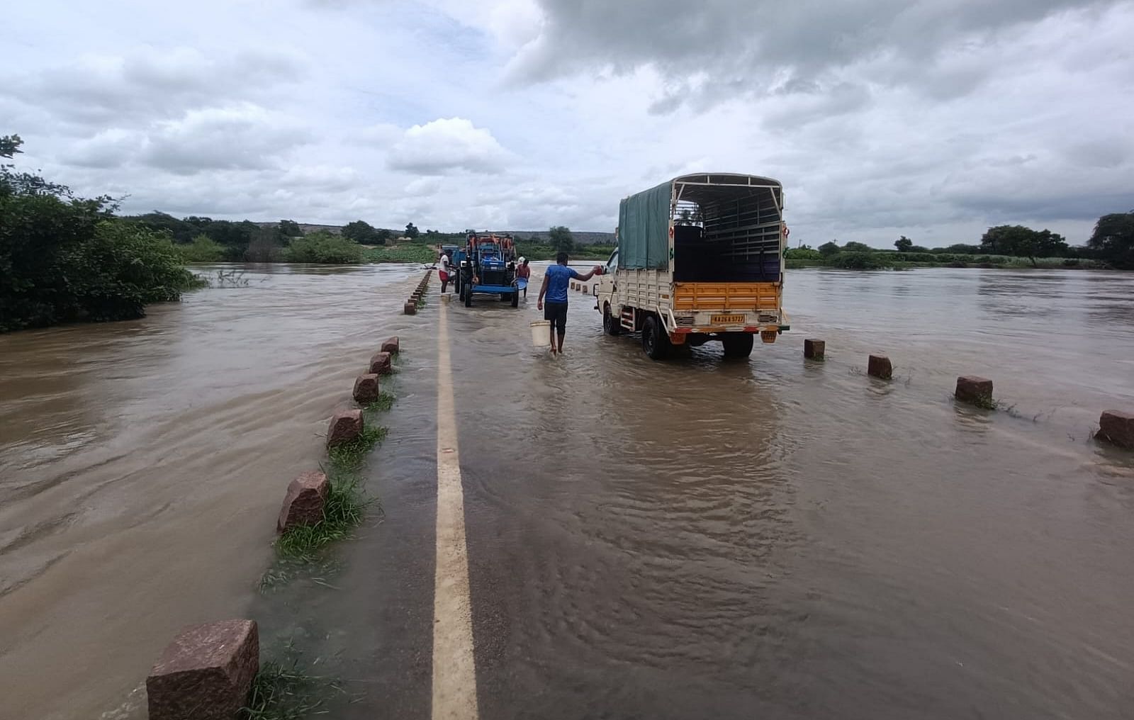 ನರಗುಂದ ತಾಲ್ಲೂಕಿನ ಕೊಣ್ಣೂರು ಬಳಿಯ ಮಲಪ್ರಭಾ ಹೊಳೆಯ ಹಳೆಯ ಸೇತುವೆ ತುಂಬಿ ಹರಿಯುತ್ತಿದ್ದು, ಜಮೀನುಗಳಿಗೆ ನೀರು ನುಗ್ಗಿತು