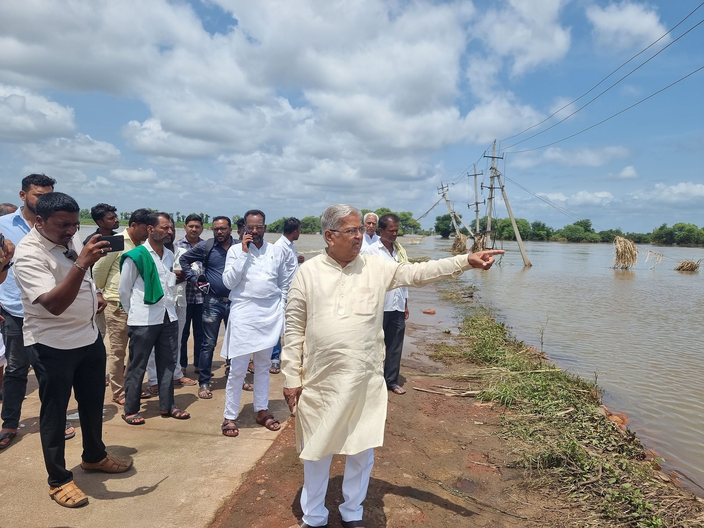 ಮುಧೋಳದ ಯಾದವಾಡ ಸೇತುವೆ ಹತ್ತಿರ ಪ್ರವಾಹ ಪರಿಸ್ಥಿತಿ ನೋಡುತ್ತಿರುವ ಚಿತ್ರದುರ್ಗದ ಸಂಸದ ಗೋವಿಂದ ಕಾರಜೋಳ