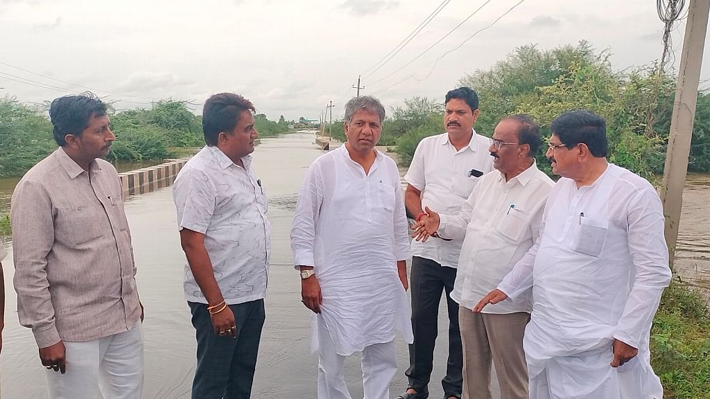 ಜಮಖಂಡಿ ತಾಲ್ಲೂಕಿನ ಜಂಬಗಿ ಹತ್ತಿರದ ಜಮಖಂಡಿ-ಜತ್ತ ರಸ್ತೆ ಜಲಾವೃತವಾಗಿರುವುದನ್ನು ವೀಕ್ಷಿಸಿದರು