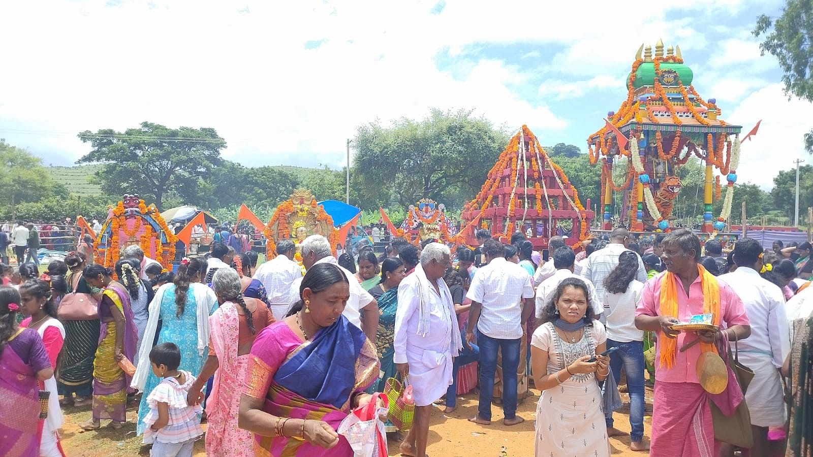 ಗುಂಡ್ಲುಪೇಟೆ ತಾಲ್ಲೂಕಿನ ಕೋಡಹಳ್ಳಿಯಲ್ಲಿ ಮಹದೇಶ್ವರ ಆರಾಧನೆ ಮತ್ತು ವಿಶೇಷ ಪೂಜೆಗಳು ನಡೆದವು