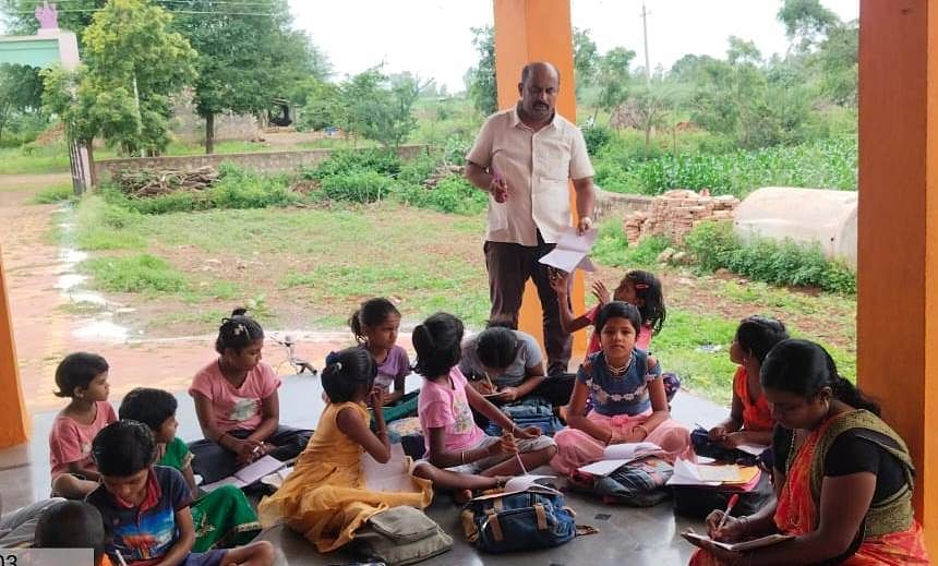 ಬೆಳಗಾವಿ ಜಿಲ್ಲೆಯ ಮೂಡಲಗಿ ತಾಲ್ಲೂಕಿನ ಹುಣಶ್ಯಾಳ ಪಿಜಿ ಕಾಳಜಿ ಕೇಂದ್ರದಲ್ಲಿ ಮಕ್ಕಳಿಗೆ ಪಾಠ ಹೇಳುತ್ತಿರುವ ಶಿಕ್ಷಕರು