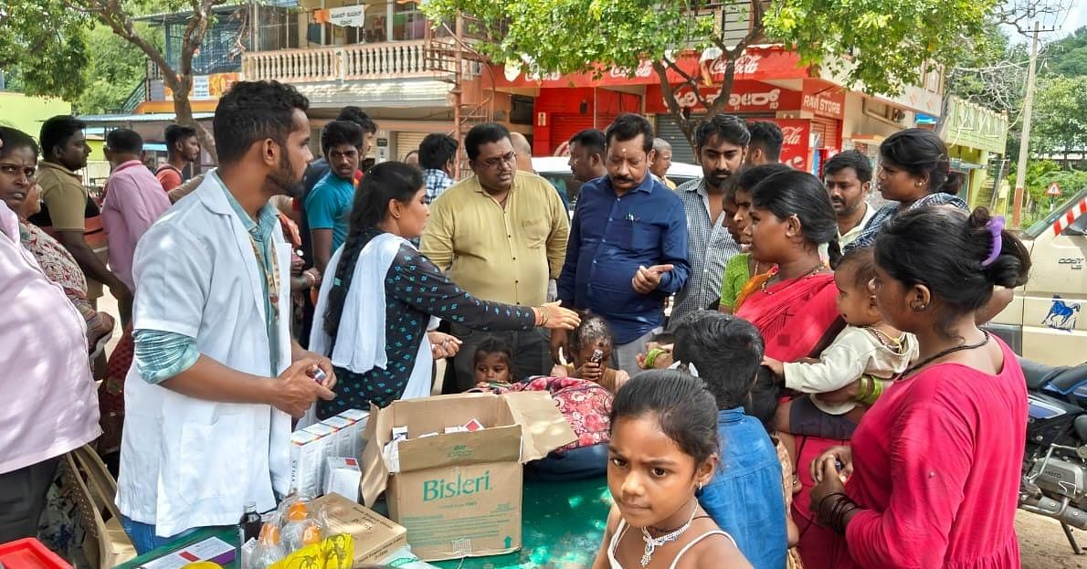 ಮುತ್ತತ್ತಿ ಗ್ರಾಮದಲ್ಲಿ ಆರೋಗ್ಯ ಇಲಾಖೆ ಅಧಿಕಾರಿಗಳು ಮತ್ತು ಸಿಬ್ಬಂದಿ ಸಾರ್ವಜನಿಕರಿಗೆ ಆರೋಗ್ಯ ತಪಾಸಣೆ ನಡೆಸಿ ಔಷಧಗಳನ್ನು ವಿತರಣೆ ಮಾಡಿದರು.