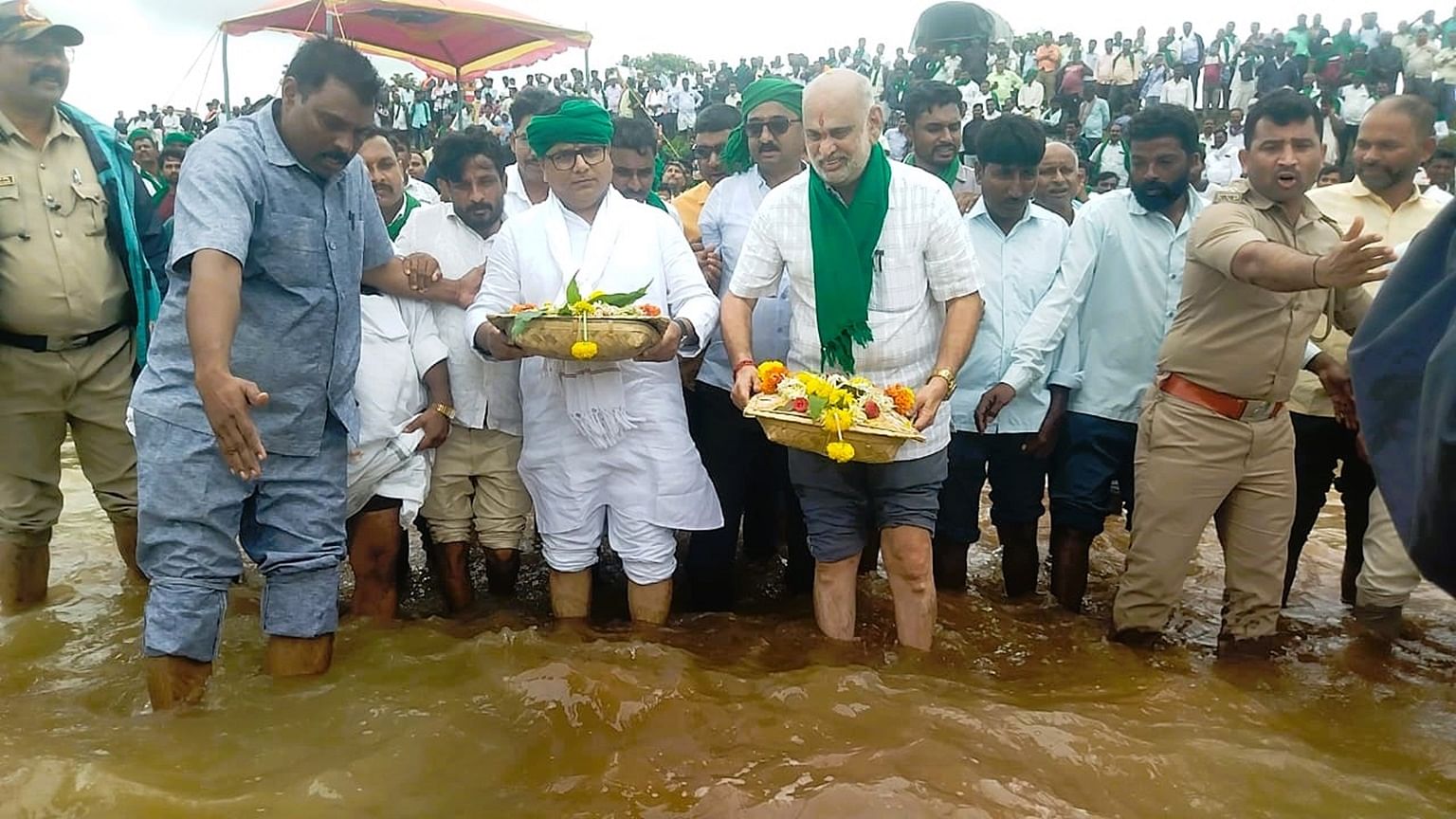 ಮುಂಡಗೋಡ ತಾಲ್ಲೂಕಿನ ಧರ್ಮಾ ಜಲಾಶಯ ಭರ್ತಿಯಾಗಿ ಕೋಡಿ ಬಿದ್ದಿರುವುದರಿಂದ ಶಾಸಕರಾದ ಶಿವರಾಮ ಹೆಬ್ಬಾರ ಹಾಗೂ ಶ್ರೀನಿವಾಸ ಮಾನೆ ಜೊತೆಯಾಗಿ ಗುರುವಾರ ಬಾಗಿನ ಸಲ್ಲಿಸಿದರು