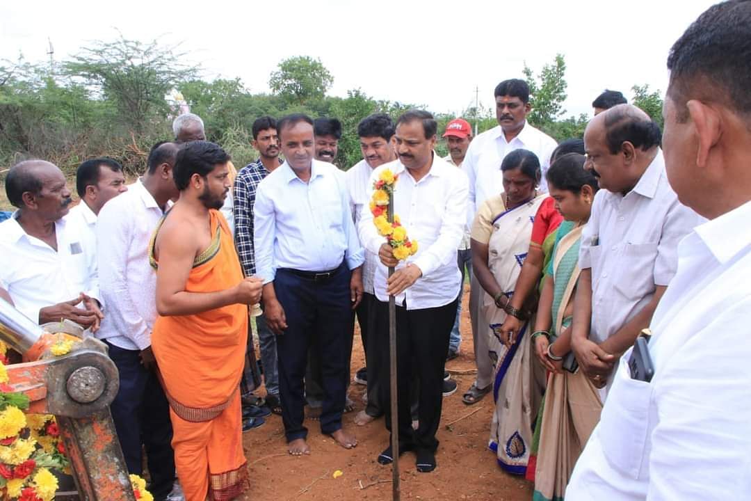 ಗೌರಿಬಿದನೂರು ತಾಲ್ಲೂಕಿನ ದೊಡ್ಡ ಮಲ್ಲೆಕೆರೆ ಬಳಿ ಚೆಕ್ ಡ್ಯಾಂಗೆ ಶಾಸಕ ಪುಟ್ಟಸ್ವಾಮಿ ಗೌಡ ಭೂಮಿಪೂಜೆ ನೆರವೇರಿಸಿದರು