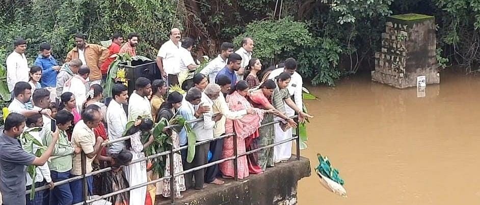 ದುಗ್ಲಾಪುರ ಬಳಿ ಇರುವ ಜಂಬದಹಳ್ಳ ಜಲಾಶಯಕ್ಕೆ ಶಾಸಕ ಜಿ.ಎಸ್. ಶ್ರೀನಿವಾಸ್ ಬಾಗಿನ ಅರ್ಪಿಸಿದರು