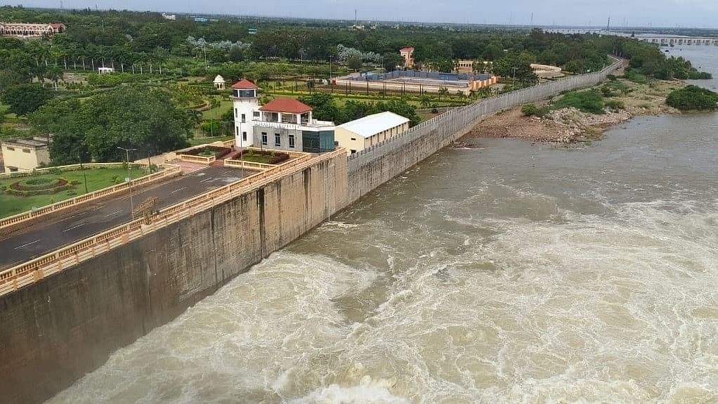 ಆಲಮಟ್ಟಿ ಜಲಾಶಯದ ಎಡಭಾಗದಲ್ಲಿ 1.3 ಕಿ.ಮೀ ಉದ್ದ ನದಿ ತೀರಕ್ಕೆ ತಡೆಗೋಡೆ ನಿರ್ಮಾಣಗೊಂಡ ದೃಶ್ಯ 