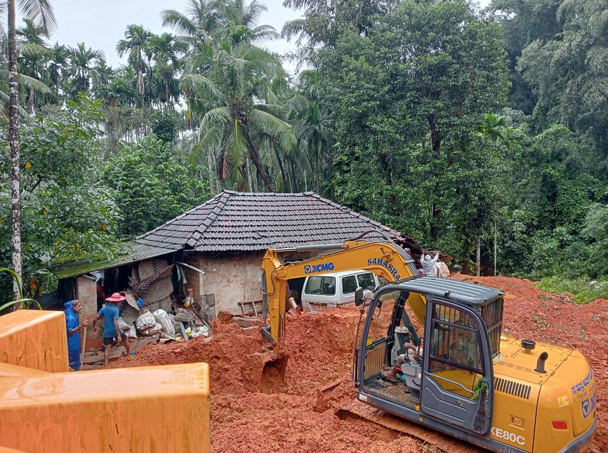 ಗುಡ್ಡ ಕುಸಿದು ರಾಶಿ ಬಿದ್ದ ಮಣ್ಣನ್ನು ತೆರವು ಮಾಡಲಾಯಿತು