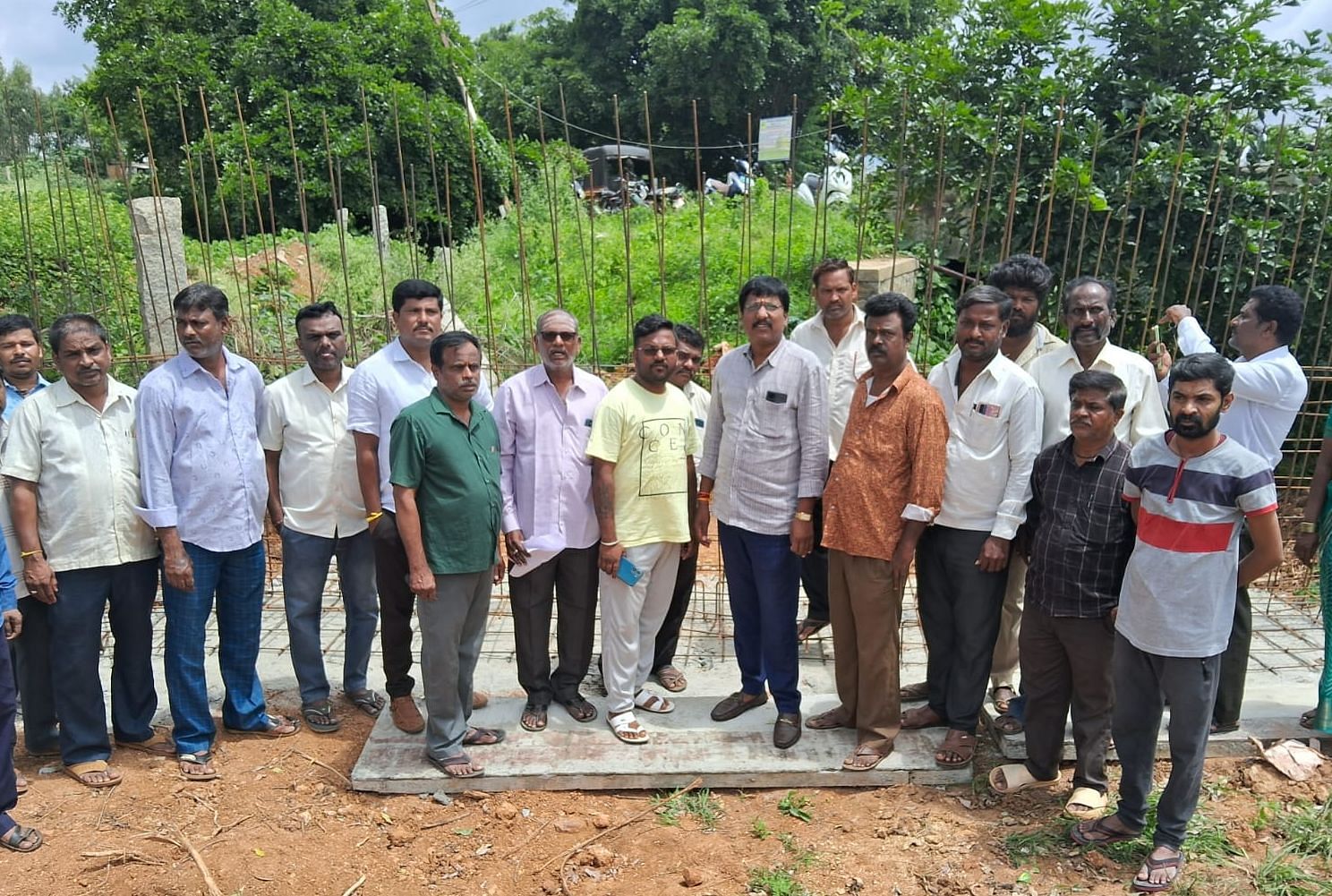 ದೊಡ್ಡಬಳ್ಳಾಪುರದ ರಾಜೀವ್ ಗಾಂಧಿ ಬಡಾವಣೆಗೆ ಸಂಪರ್ಕ ಕಲ್ಪಿಸುವ ರಸ್ತೆ ಹಾಗೂ ರಾಜಕಾಲುವೆ ಒತ್ತುವರಿ ವಿರೋಧಿಸಿ ಸ್ಥಳೀಯ ನಿವಾಸಿಗಳು ಬುಧವಾರ ಪ್ರತಿಭಟನೆ ನಡೆಸಿದರು