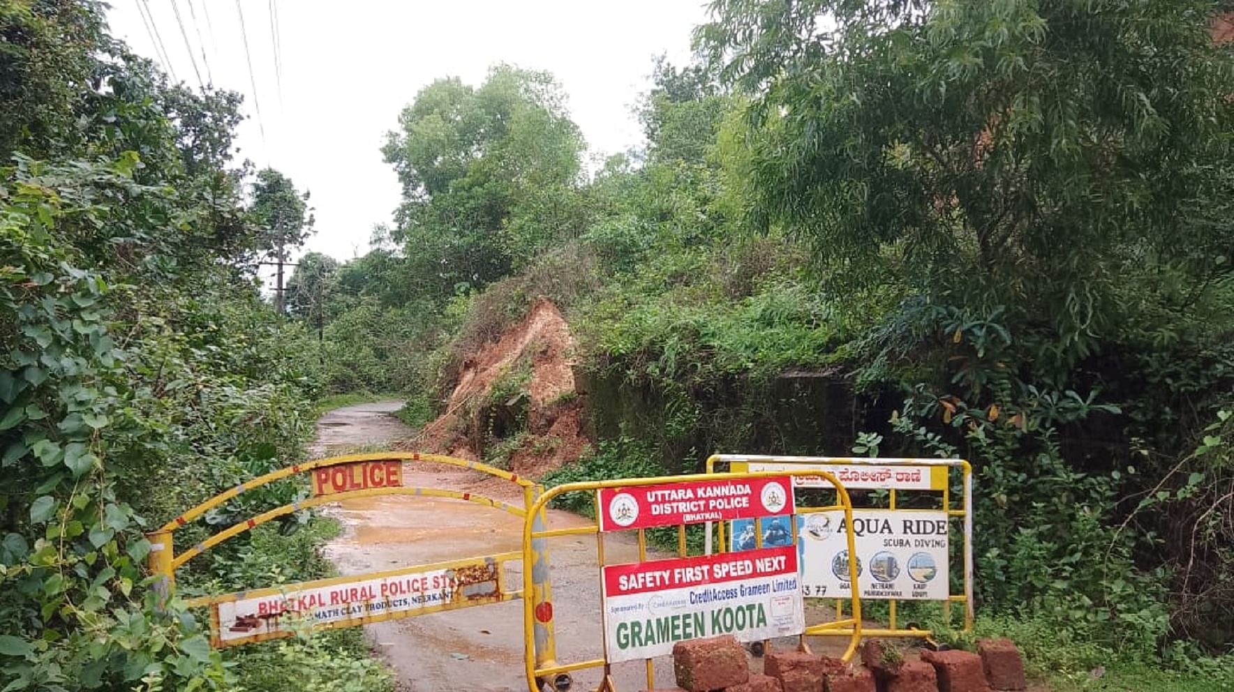 ತಲಗೋಡಿನ ಗೊಂಡರಕೇರಿಯಲ್ಲಿ ಗುಡ್ಡಕುಸಿತವಾದ ರಸ್ತೆಯನ್ನು ತಾಲ್ಲೂಕಾಡಳಿತ ಸಂಚರಿಸದಂತೆ ಬ್ಯಾರಕೇಡ್ ಹಾಕಿ ನಿರ್ಬಂದಿಸಿರುವುದು