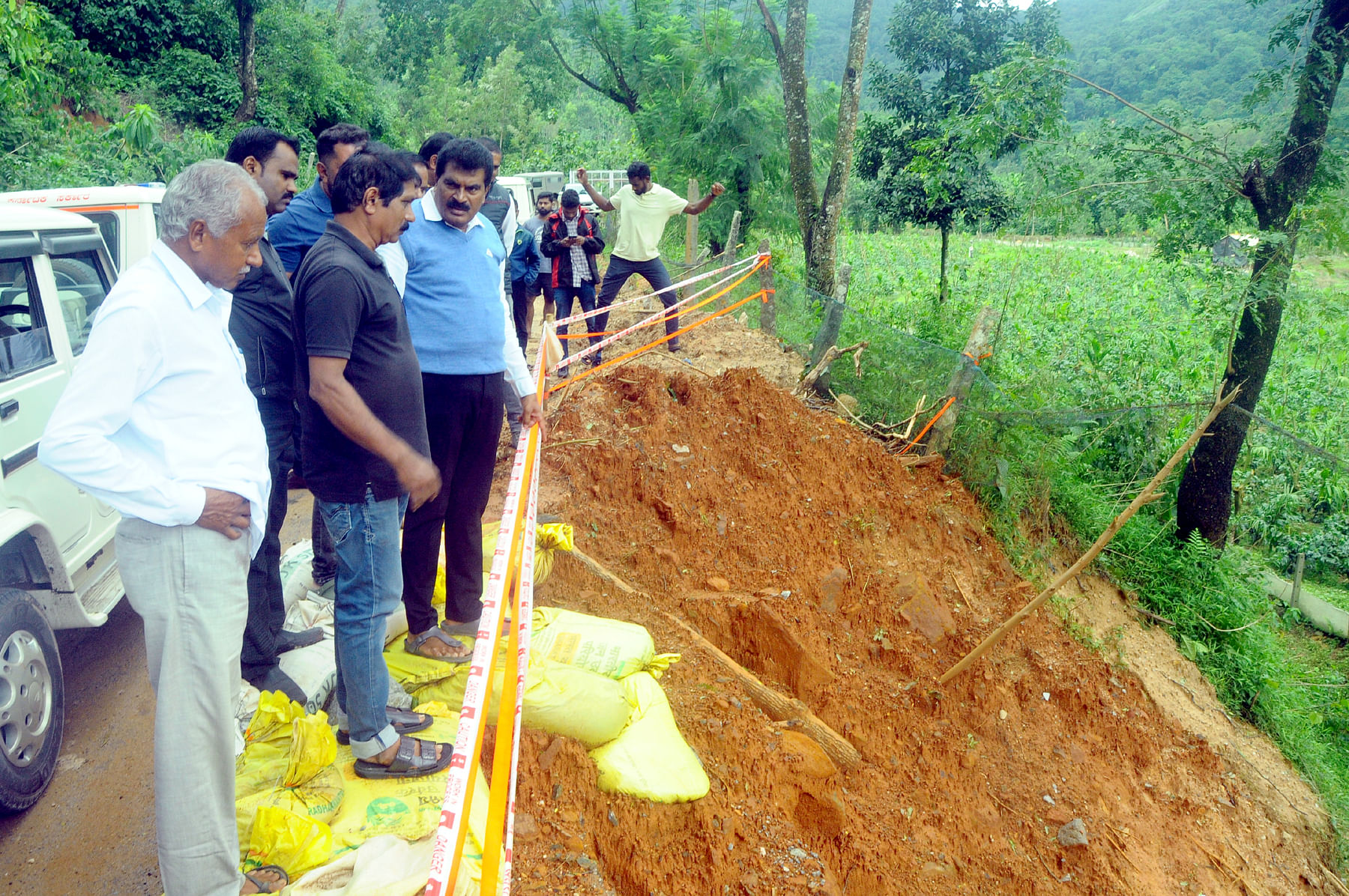 ಮಳೆಯಿಂದ ಹಾನಿಯಾದ ಚಿಕ್ಕಮಗಳೂರು ತಾಲ್ಲೂಕಿನ ಗ್ರಾಮಗಳಿಗೆ ಶಾಸಕ ಎಚ್.ಡಿ.ತಮ್ಮಯ್ಯ ಭೇಟಿ ನೀಡಿ ಪರಿಶೀಲಿಸಿದರು. ತಹಶೀಲ್ದಾರ್ ಸುಮಂತ್ ಹಾಜರಿದ್ದರು