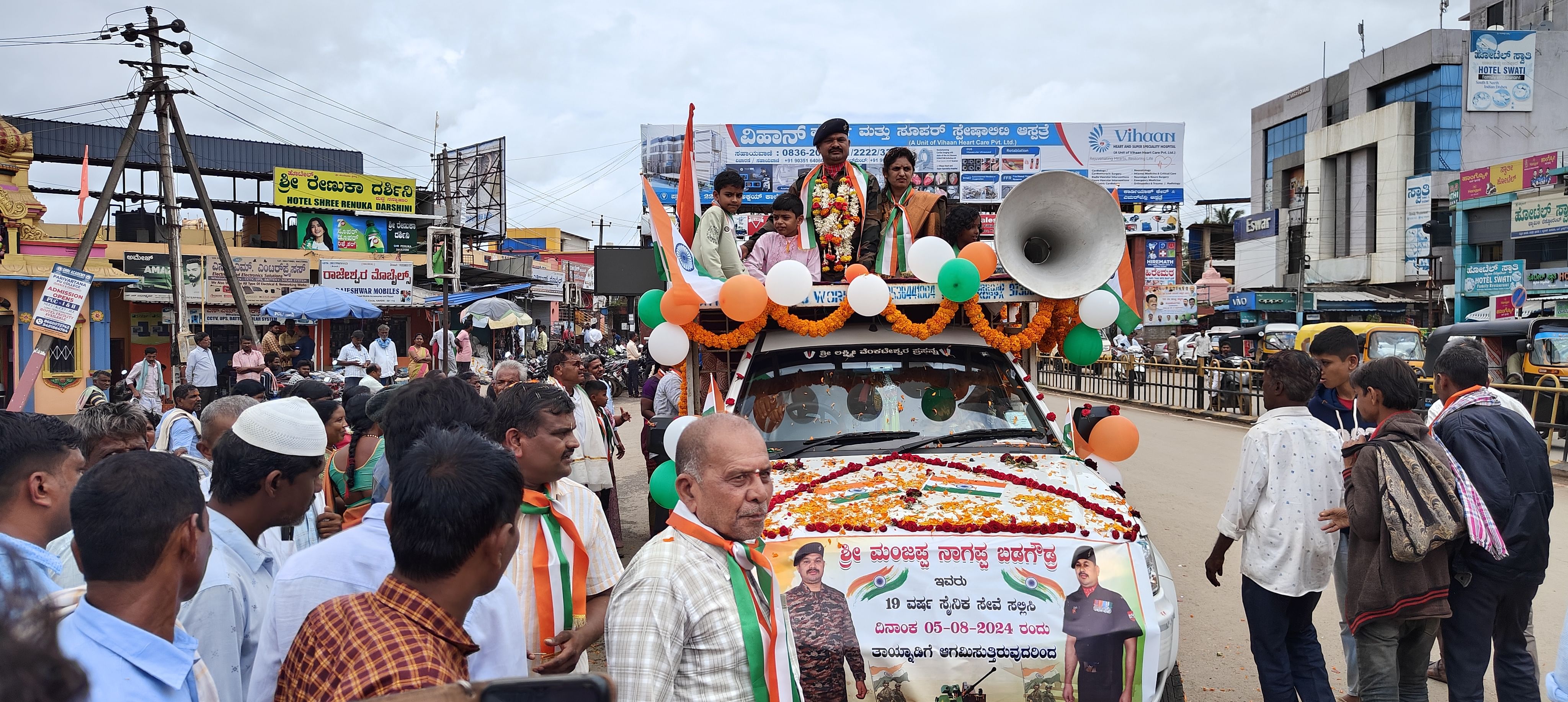 ಸೇನೆಯಲ್ಲಿ 19 ವರ್ಷ ಸೇವೆ ಸಲ್ಲಿಸಿ ಹಾವೇರಿಗೆ ಸೋಮವಾರ ವಾಪಸ್ಸಾದ ಸೈನಿಕ ಮಂಜಪ್ಪ ನಾಡಗೌಡ್ರ ಅವರನ್ನು ಅದ್ಧೂರಿಯಾಗಿ ಸ್ವಾಗತಿಸಿ ತೆರೆದ ಜೀಪಿನಲ್ಲಿ ಮೆರವಣಿಗೆ ಮಾಡಲಾಯಿತು