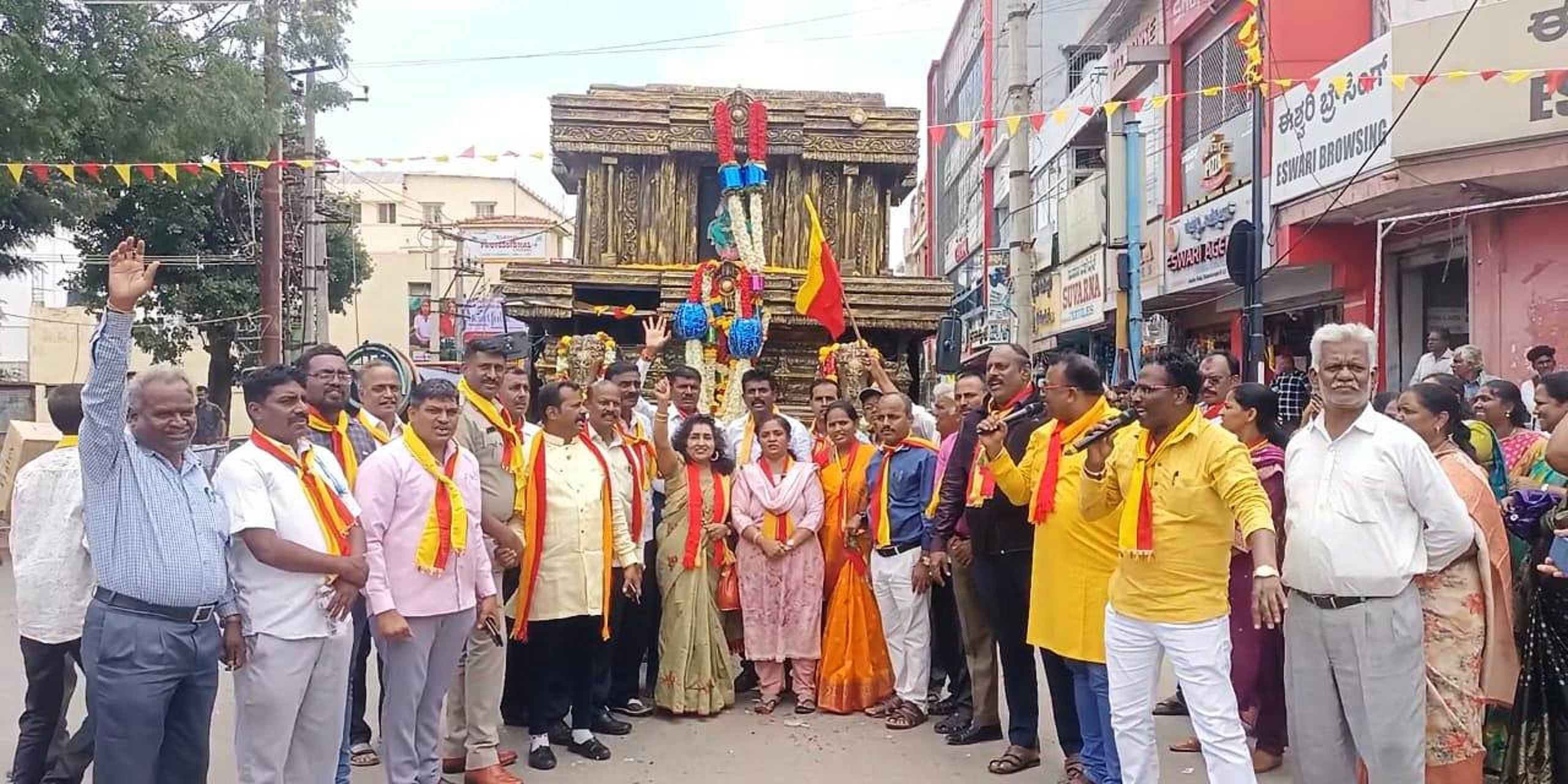 ಕೆಜಿಎಫ್‌ ರಾಬರ್ಟಸನ್‌ಪೇಟೆಗೆ ಗುರುವಾರ ಆಗಮಿಸಿದ ಕನ್ನಡ ರಥಕ್ಕೆ ತಾಲ್ಲೂಕು ಆಡಳಿತದಿಂದ ಅದ್ದೂರಿ ಸ್ವಾಗತ ನೀಡಲಾಯಿತು