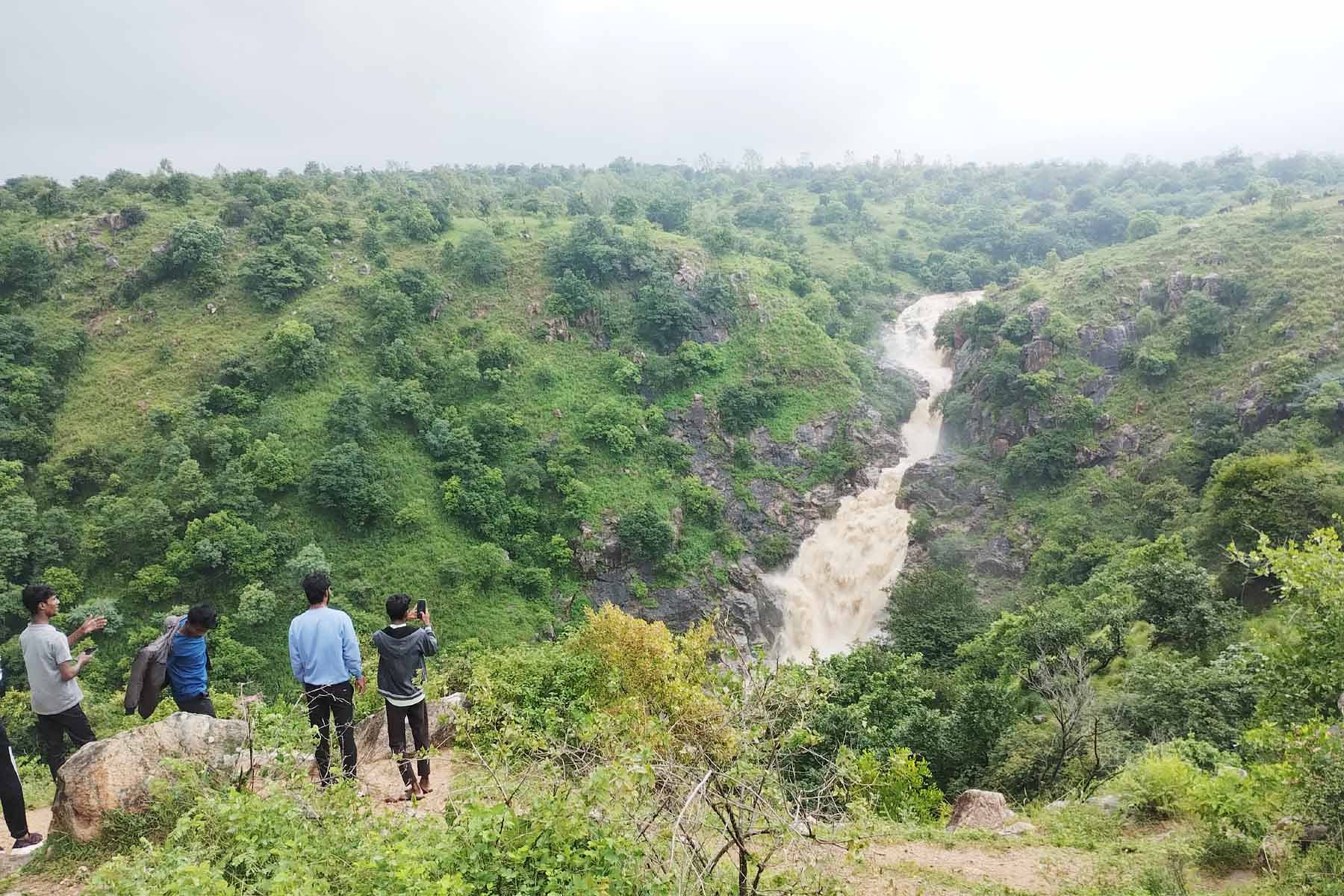 ಸತತ ಸುರಿಯುತ್ತಿರುವ ಮಳೆಯಿಂದ ಗುರುಮಠಕಲ್ ಹತ್ತಿರದ ಧಬ್ ಧಬಿ ಜಪಲಾತದಲ್ಲಿ ಭಾನುವಾರ ನೀರಿನ ಪ್ರವಾಹ ಹೆಚ್ಚಿದ್ದು, ಪ್ರವಾಸಿಗರ ಸಂಖ್ಯೆ ಹೆಚ್ಚಿತ್ತು