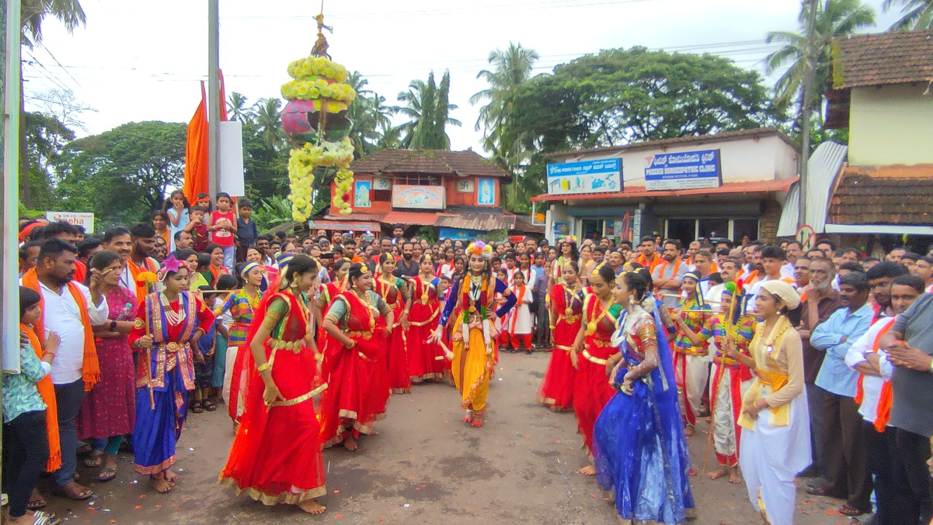 ಅಟ್ಟಿ ಮಡಿಕೆ ಒಡೆಯುವ ಸಾಹಸ ಪ್ರದರ್ಶನಕ್ಕೆ ಬೊಳುವಾರಿನಲ್ಲಿ ಚಾಲನೆ ನೀಡಲಾಯಿತು.