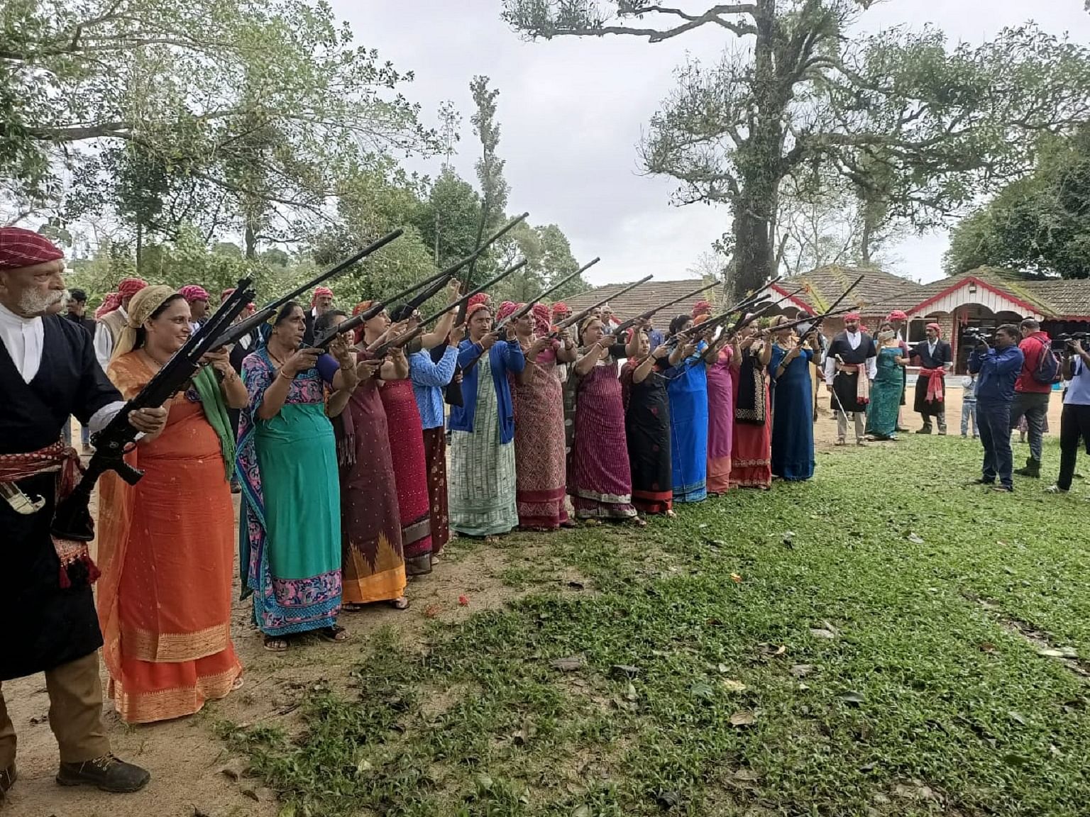 ಮಡಿಕೇರಿಯ ಹೊರವಲಯದಲ್ಲಿ ಕೊಡವ ನ್ಯಾಷನಲ್ ಕೌನ್ಸಿಲ್ ವತಿಯಿಂದ ಭಾನುವಾರ ನಡೆದ 29ನೇ ವರ್ಷದ ಸಾರ್ವತ್ರಿಕ ‘ಕೈಲ್ ಪೊಳ್ದ್’ ಹಬ್ಬ ಆಚರಣೆಯಲ್ಲಿ ಗಾಳಿಯಲ್ಲಿ ಗುಂಡು ಹಾರಿಸಿ ಕೋವಿಯ ಹಕ್ಕನ್ನು ಪ್ರತಿಪಾದಿಸಿದರು.