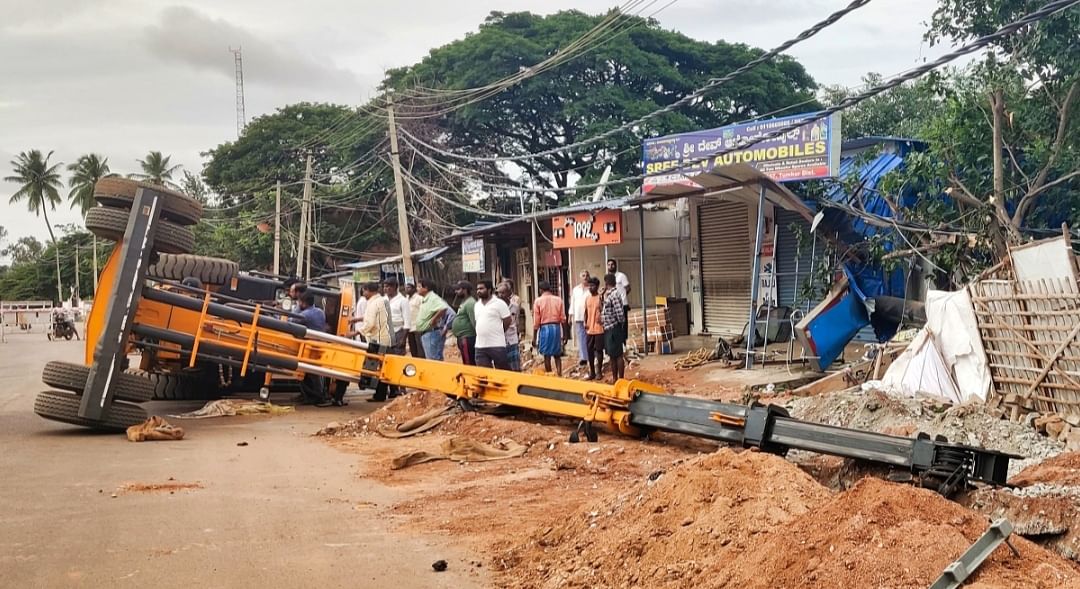 ಶಿರಾದ ಬೆಸ್ಕಾಂ ಕಚೇರಿ ಸಮೀಪ ಕ್ರೈನ್ ಉರುಳಿತ್ತು