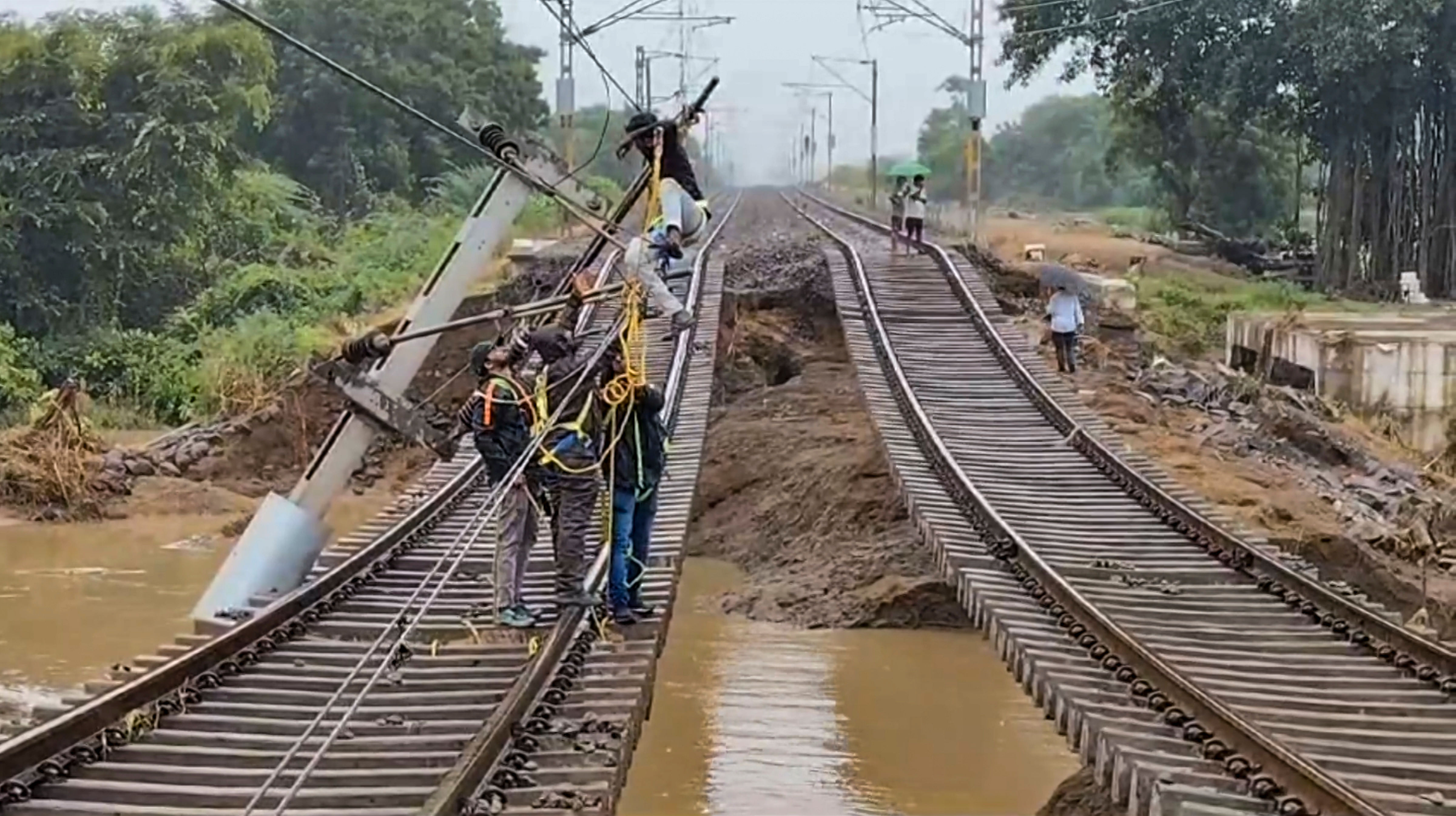 ಭಾರಿ ಮಳೆಯಿಂದಾಗಿ ಸಿಕಂದರಾಬಾದ್‌ನಲ್ಲಿ ರೈಲ್ವೆ ಹಳಿಗಳ ಕೆಳಗಿನ ಜಲ್ಲಿಕಲ್ಲುಗಳು ಪ್ರವಾಹದ ನೀರಿನಲ್ಲಿ ಕೊಚ್ಚಿ ಹೋಗಿವೆ  –ಪಿಟಿಐ ಚಿತ್ರ