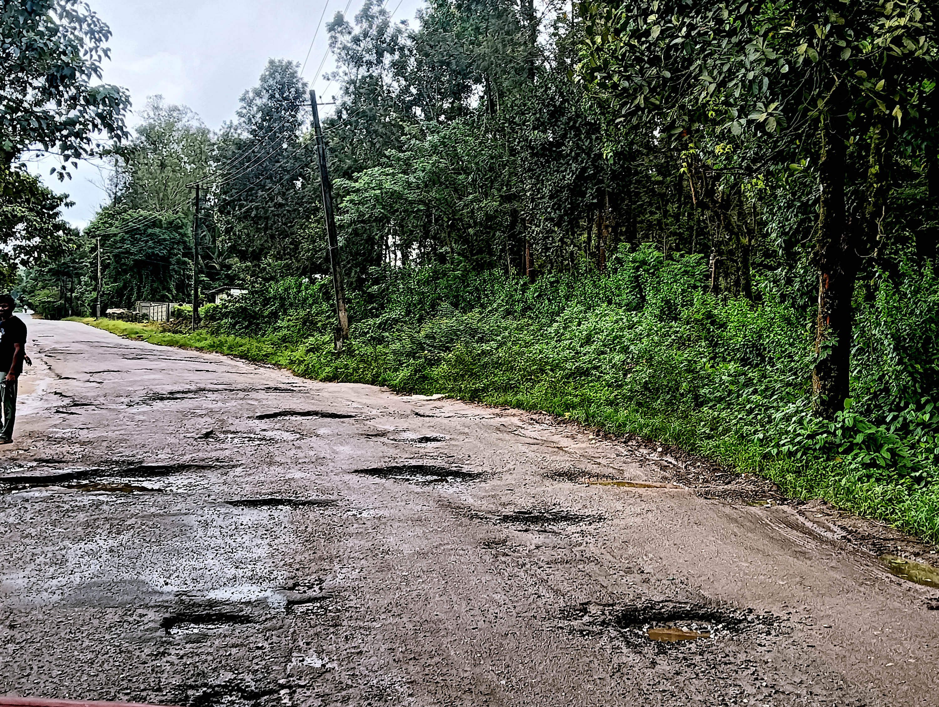 ಸಕಲೇಶಪುರ ತಾಲ್ಲೂಕಿನ ಬಾಳ್ಳುಪೇಟೆ–ಮಾಗಲು ನಡುವೆ ಬೇಲೂರು–ಸೋಮವಾರಪೇಟೆ ರಾಜ್ಯ ಹೆದ್ದಾರಿ ಗುಂಡಿಬಿದ್ದು ವಾಹನಗಳ ಸಂಚಾರಕ್ಕೆ ಸಂಚಕಾರ ಉಂಟಾಗಿದೆ