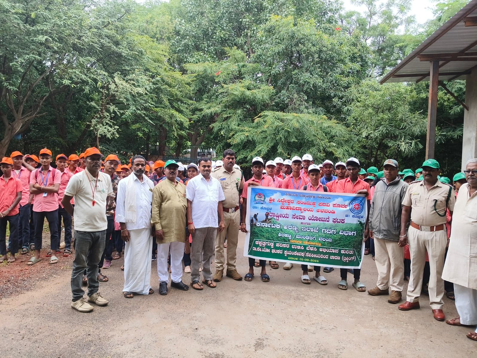 ಡಂಬಳ ಸಮೀಪದ ಕಪ್ಪತ್ತಗುಡ್ಡದಲ್ಲಿ ಕೊಪ್ಪಳ ಜಿಲ್ಲೆಯ ಅಳವಂಡಿ ಗ್ರಾಮದ ಸಿದ್ದೇಶ್ವರ ಪದವಿ ಪೂರ್ವ ಕಾಲೇಜಿನ ಎನ್.ಎಸ್.ಎಸ್ ಘಟಕದ ಸ್ವಯಂ ಸೇವಕರು ಪರಿಸರ ಜಾಗೃತಿ ಮೂಡಿಸಿದರು