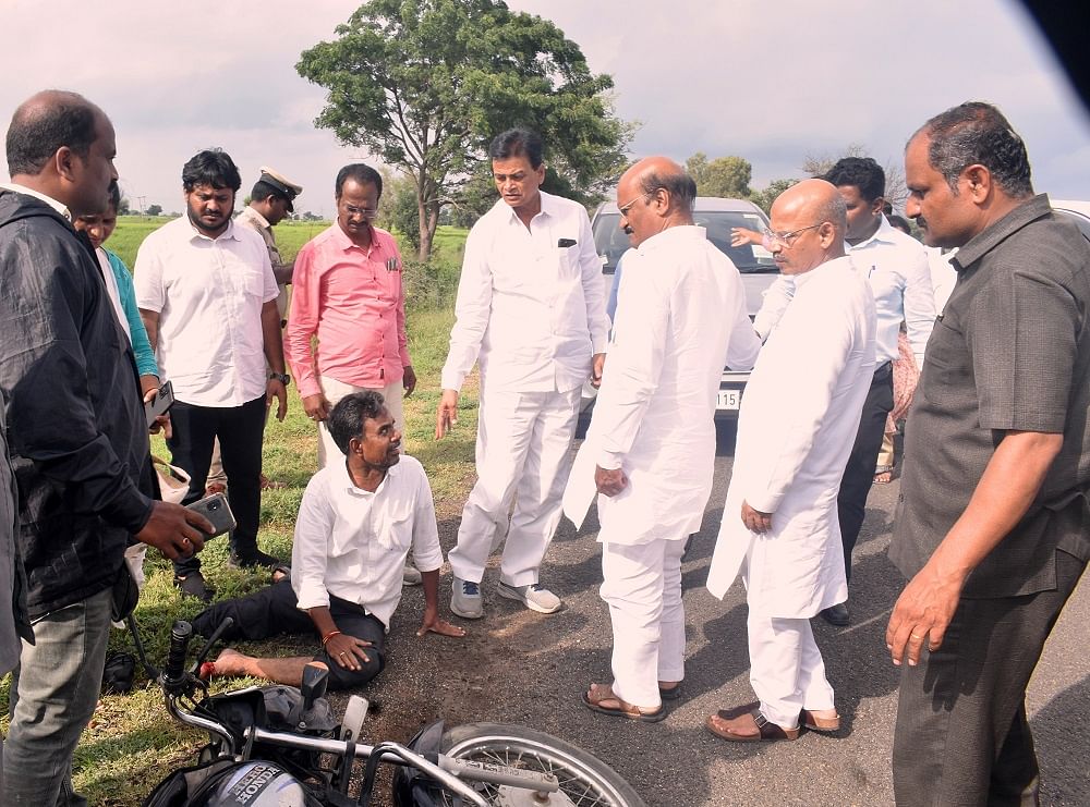 ಸೇಡಂ ತಾಲ್ಲೂಕು ಕುರಕುಂಟಾ ಬಳಿ ಬೈಕ್ ಅಪಘಾತದಲ್ಲಿ ಗಾಯಗೊಂಡ ಸಿದ್ದಪ್ಪ ಮಂಗದ್ ಅವರೊಂದಿಗೆ ಸಚಿವ ಡಾ.ಶರಣಪ್ರಕಾಶ ಪಾಟೀಲ ಮಾತನಾಡಿದರು