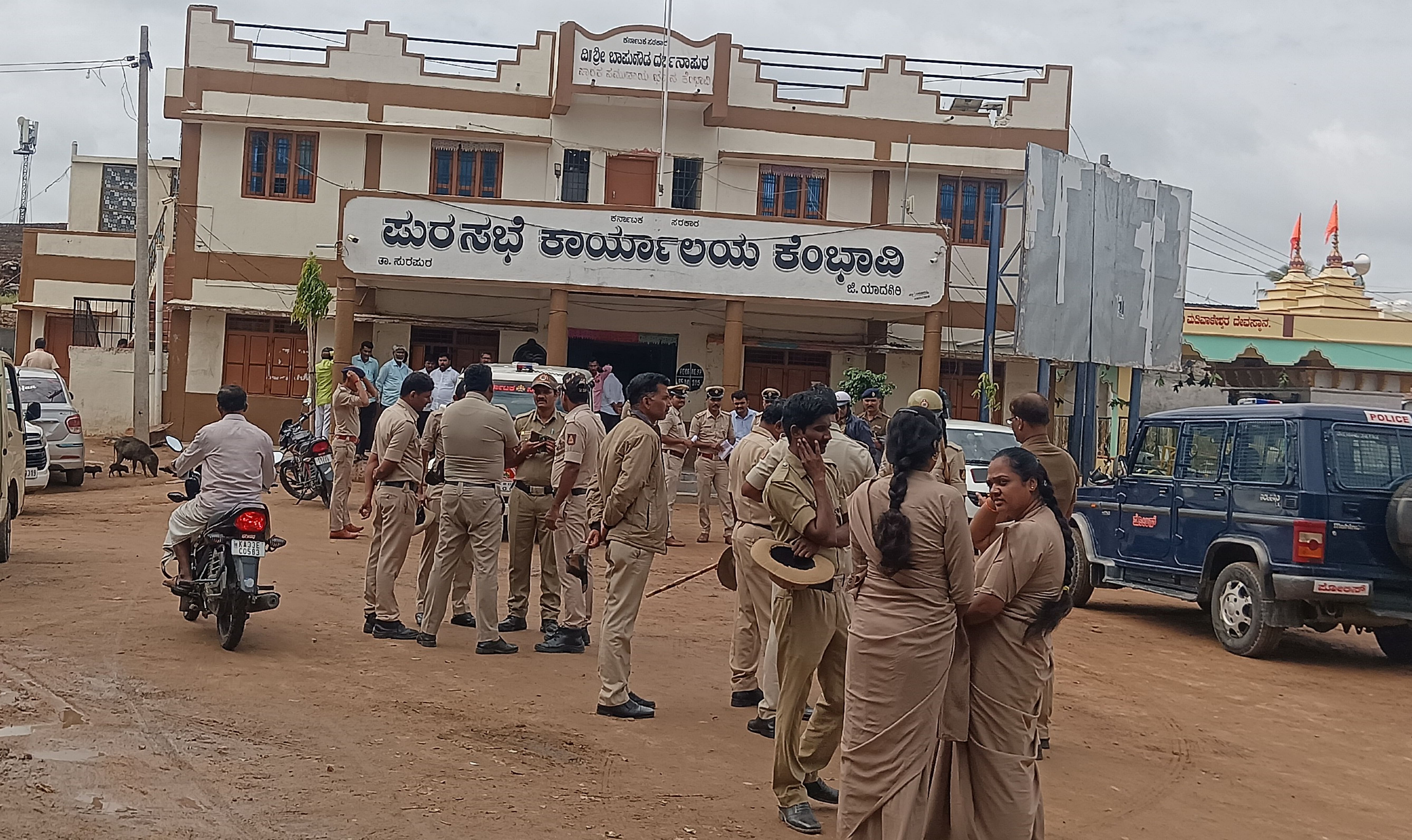 ಕೆಂಭಾವಿ ಪುರಸಭೆಗೆ ಮಂಗಳವಾರ ನಡೆಯಬೇಕಿದ್ದ ಪುರಸಭೆಯ ಅಧ್ಯಕ್ಷ-ಉಪಾಧ್ಯಕ್ಷರ ಚುನಾವಣೆ ನ್ಯಾಯಾಲಯದ ತಡೆಯಾಜ್ಞೆ ನೀಡಿದ್ದರ ಹಿನ್ನೆಲೆಯಲ್ಲಿ ಮುಂದೂಡಲ್ಪಟ್ಟಿದ್ದು, ಪೊಲೀಸ್ ಅಧಿಕಾರಿಗಳು ಹಾಗೂ ಸಿಬ್ಬಂದಿ ಬಂದೋಬಸ್ತ್‌ ಮಾಡಿದ್ದರು