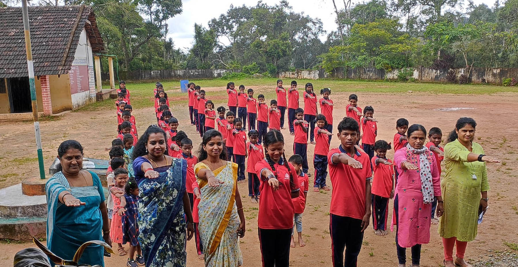 ಶಾಲೆಯಲ್ಲಿನ ಶಿಕ್ಷಕರು ಮಕ್ಕಳೊಂದಿಗೆ