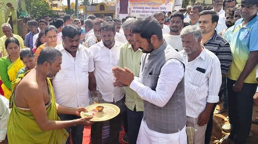 ಹೊಸಕೋಟೆ ತಾಲೂಕಿನ ಅನುಗೊಂಡನಹಳ್ಳಿ ಹೋಬಳಿಯ ಕೋಟೂರು ಗ್ರಾಮದಲ್ಲಿ ವಿವೇಕ ಶಿಕ್ಷಣ ಯೋಜನೆಯಡಿ ಶಾಲಾ ಕೊಠಡಿ ನಿರ್ಮಾಣ ಕಾಮಗಾರಿಗೆ ಶಾಸಕ ಶರತ್ ಬಚ್ಚೇಗೌಡ ಭೂಮಿ ಪೂಜೆ ನೆರವೇರಿಸಿದರು.