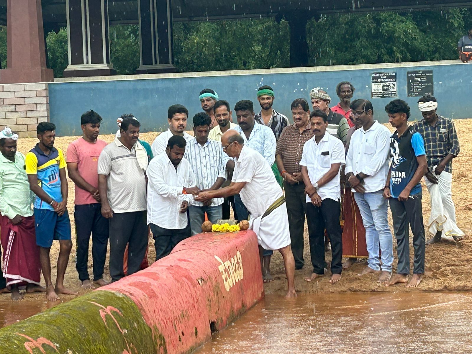 ಮೂಡುಬಿದಿರೆಯ ಕಡಲಕೆರೆಯಲ್ಲಿ ಕುದಿಕಂಬಳಕ್ಕೆ ಗುಣಪಾಲ ಕಡಂಬ ಚಾಲನೆ ನೀಡಿದರು