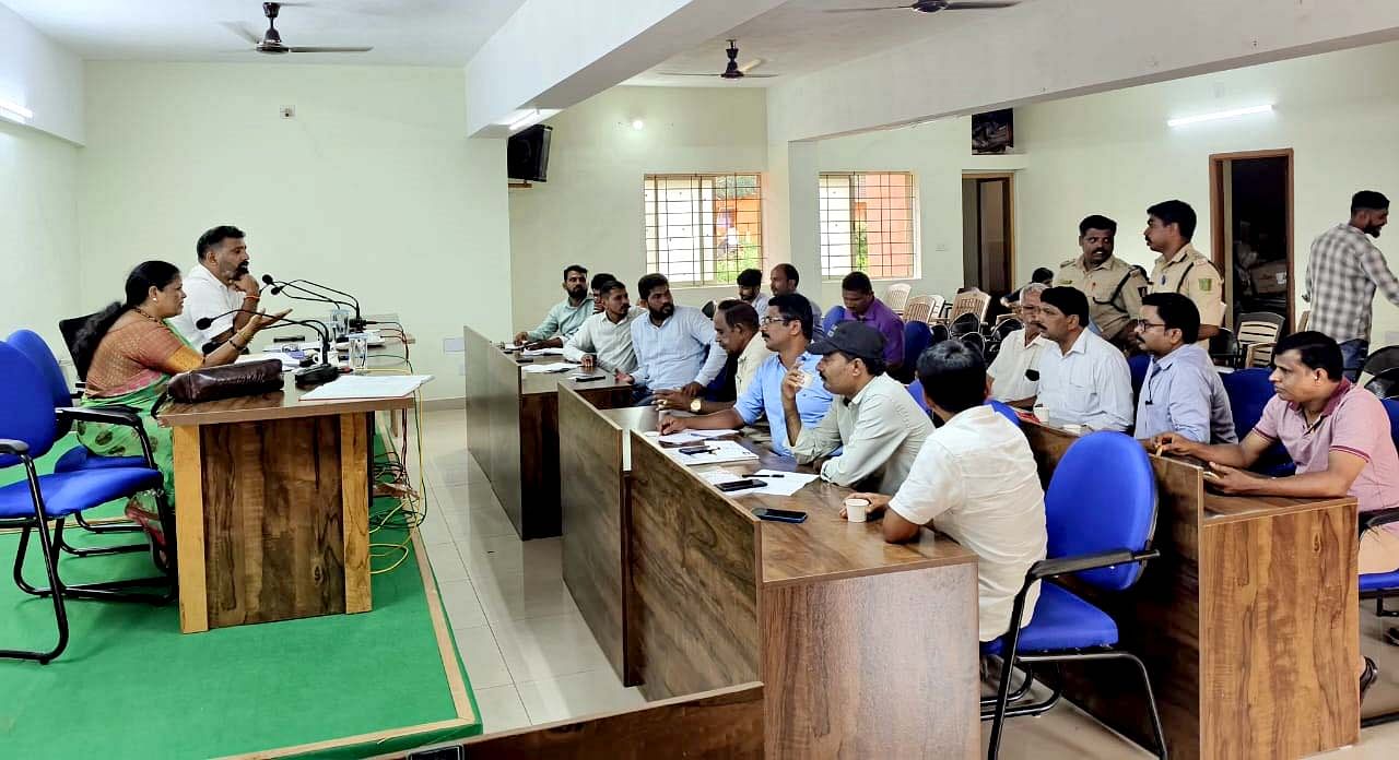 ಗೋಮಾಳ ಜಾಗ ಸರ್ವೆ ಪೂರ್ಣಗೊಳಿಸಿದ ಗ್ರಾಮ ಪಂಚಾಯತಿಗಳ ಪಿಡಿಒ ಜೊತೆ ಶಾಸಕ ಗುರುರಾಜ ಗಂಟಿಹೊಳೆ ಸಭೆ ನಡೆಸಿದರು