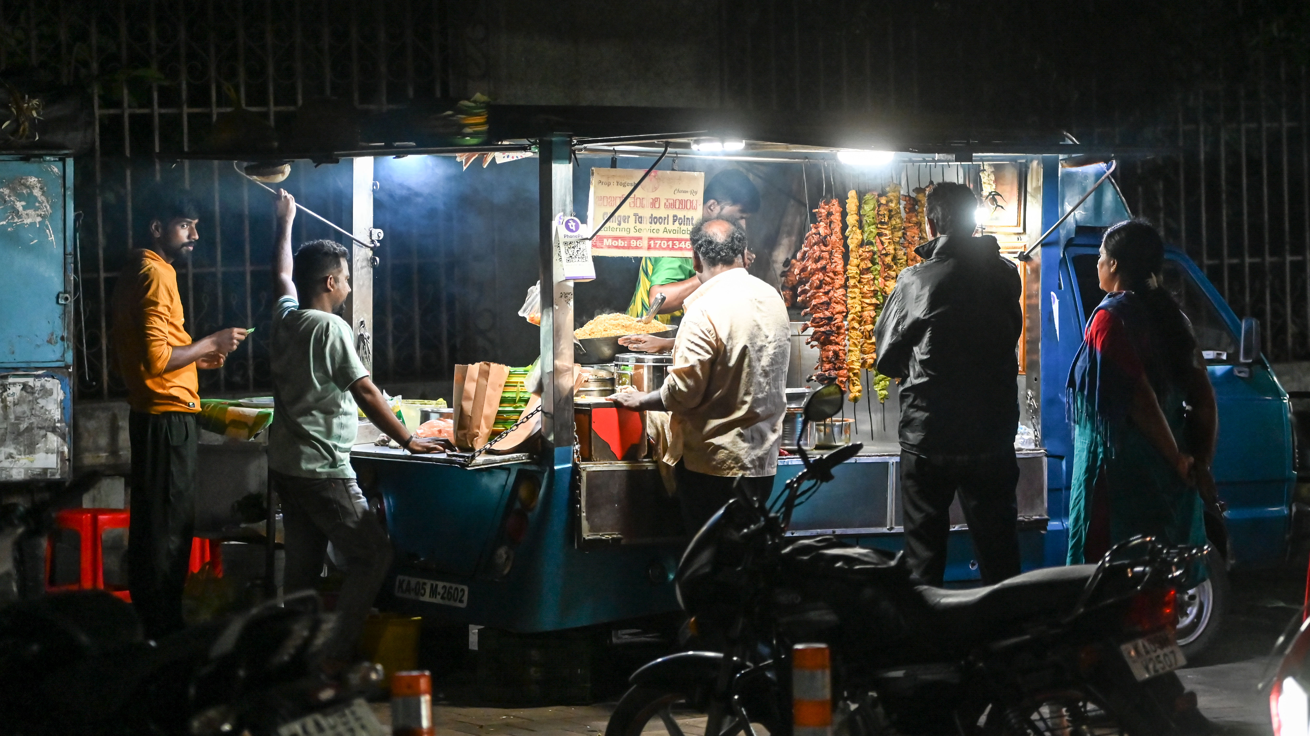 ಮೈಸೂರಿನಲ್ಲಿ ಬೀದಿಬದಿ ತಳ್ಳುಗಾಡಿಯ ಫಾಸ್ಟ್‌ಫುಡ್‌ –  ಪ್ರಜಾವಾಣಿ ಚಿತ್ರ: ಅನೂಪ್ ರಾಘ.ಟಿ.