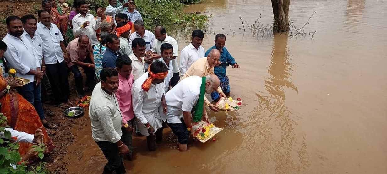 ಮುಂಡಗೋಡ ತಾಲ್ಲೂಕಿನ ಸನವಳ್ಳಿ ಜಲಾಶಯಕ್ಕೆ ಶಾಸಕ ಶಿವರಾಮ ಹೆಬ್ಬಾರ ಬಾಗಿನ ಅರ್ಪಿಸಿದರು