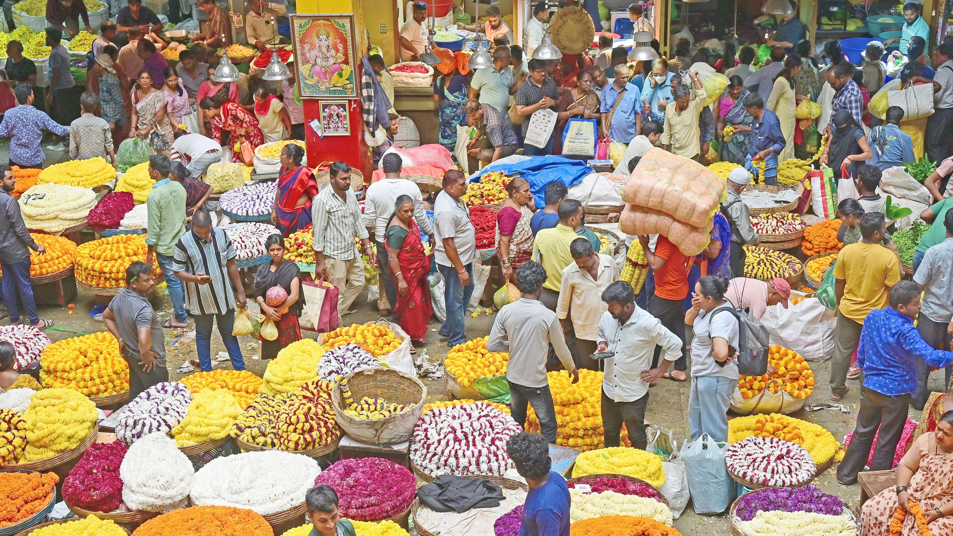 ಗೌರಿ–ಗಣೇಶ ಹಬ್ಬದ ಹಿನ್ನೆಲೆಯಲ್ಲಿ ಕೆ.ಆರ್.ಮಾರುಕಟ್ಟೆಯಲ್ಲಿ ಬುಧವಾರ ಕಂಡುಬಂದ ಖರೀದಿ ಭರಾಟೆ –ಪ್ರಜಾವಾಣಿ ಚಿತ್ರ: ರಂಜು ಪಿ.